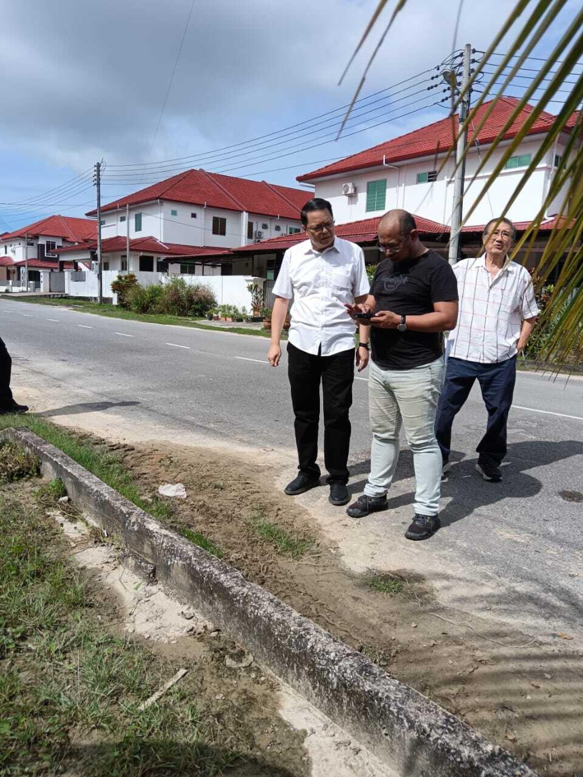 市议员彭小菶（左）视察水患地区。