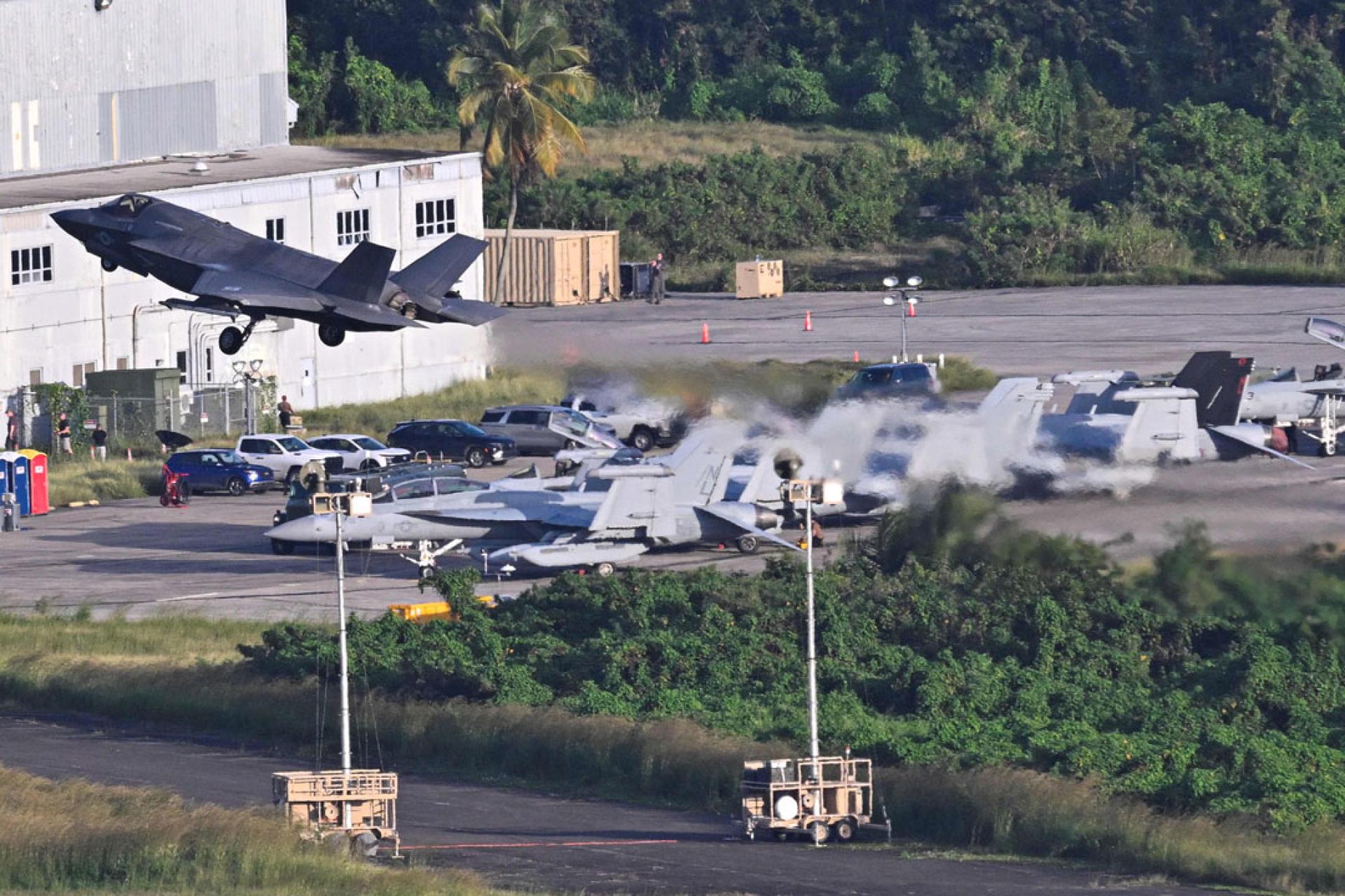 一架美国海军陆战队F-35B战斗机15日从波多黎各塞瓦的德拉托雷机场起飞演习。波多黎各位于委内瑞拉以北。