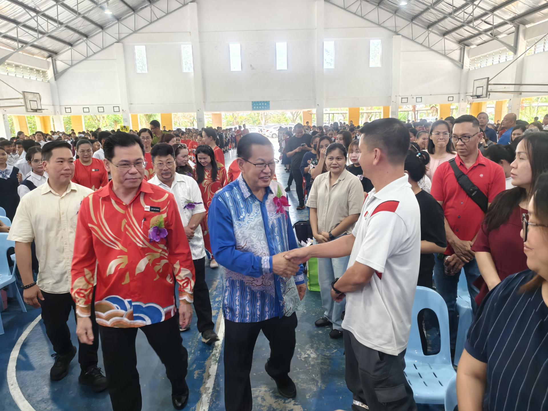 砂拉越交通部长拿督斯里李景胜出席杜当中华公学第16届颁奖暨结业典礼，与家长们握手问好。
