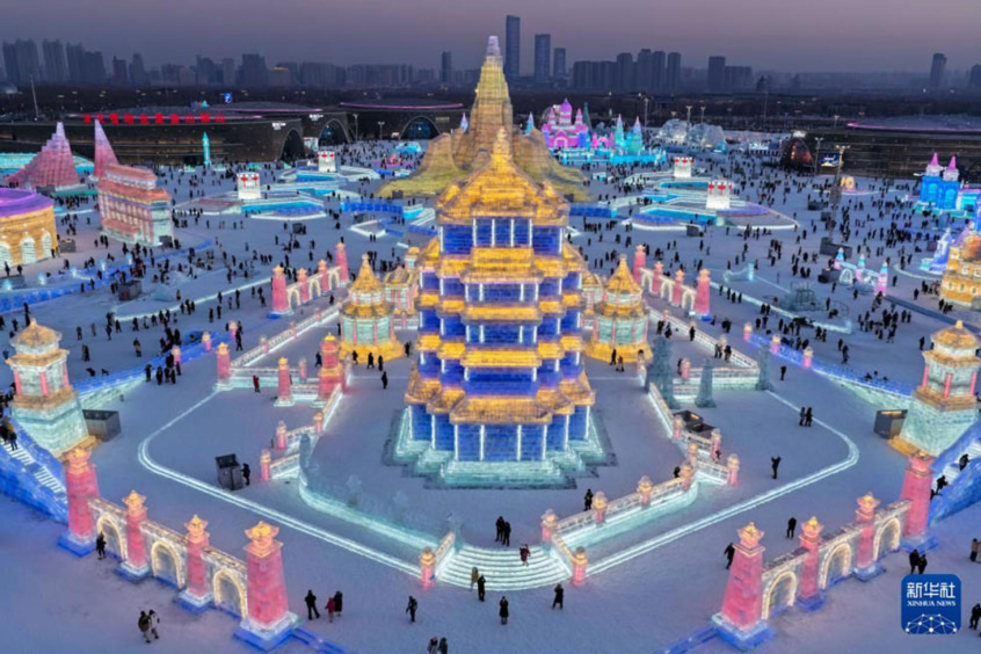 哈尔滨冰雪大世界园区内的冰建景观。（图：新华社）