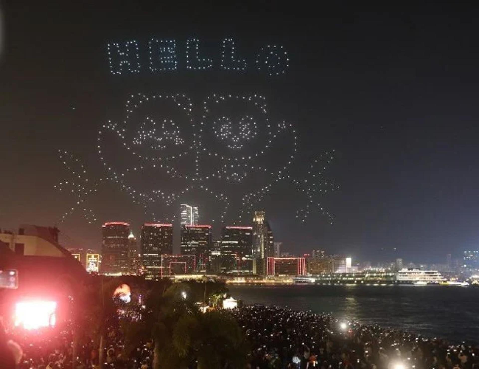 大熊猫在维港上空打招呼。
