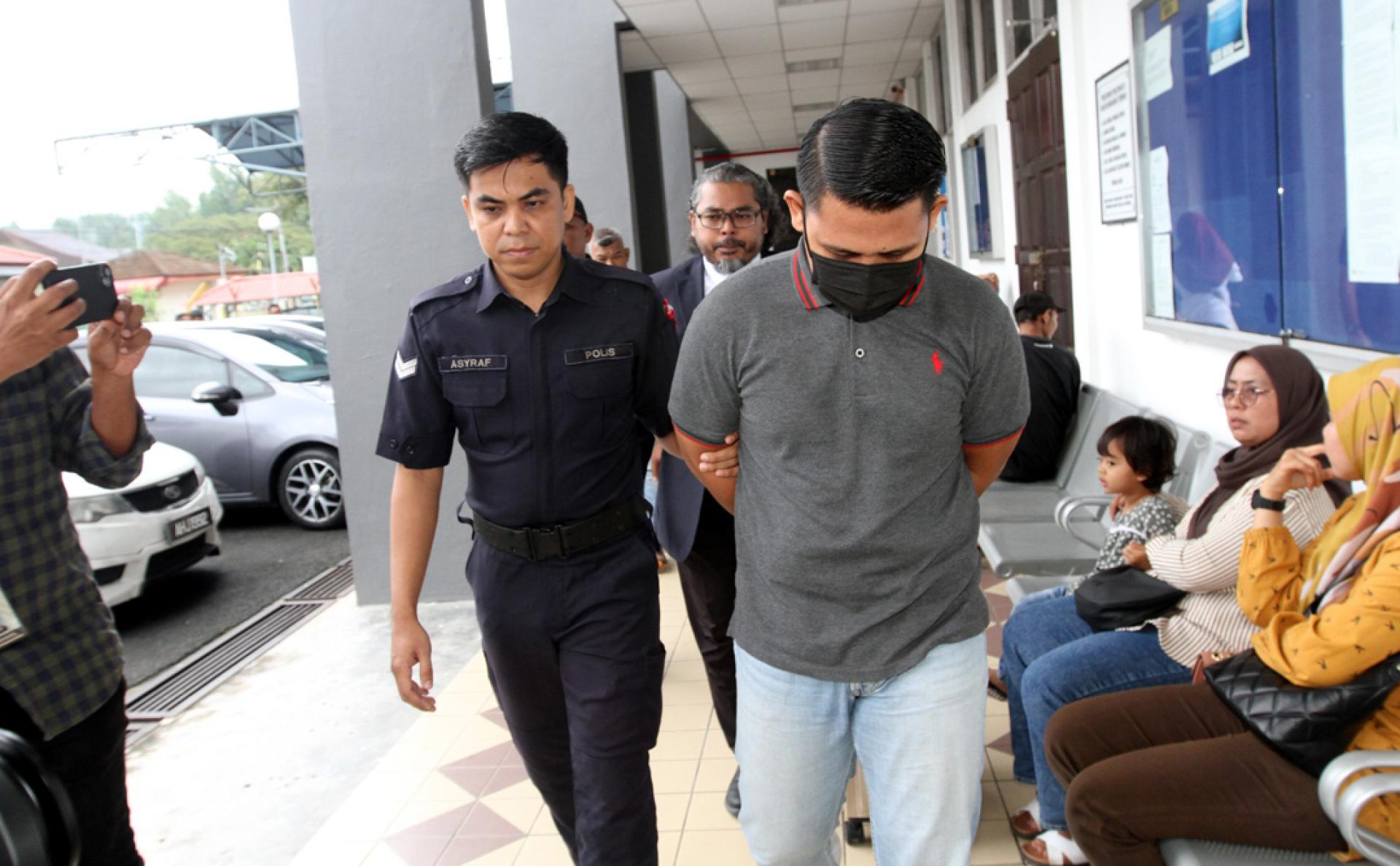 因涉嫌导致一名囚犯在甘文丁监狱死亡的狱警，周五被带上太平推事庭面对误杀提控。