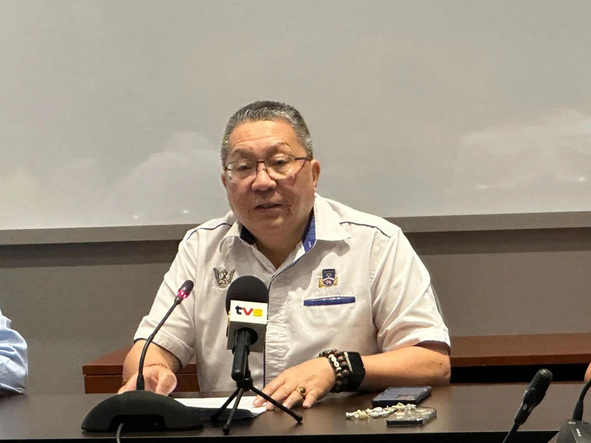 BERCAKAP… Datuk Bandar Kuching Selatan Datuk Wee Hong Seng.