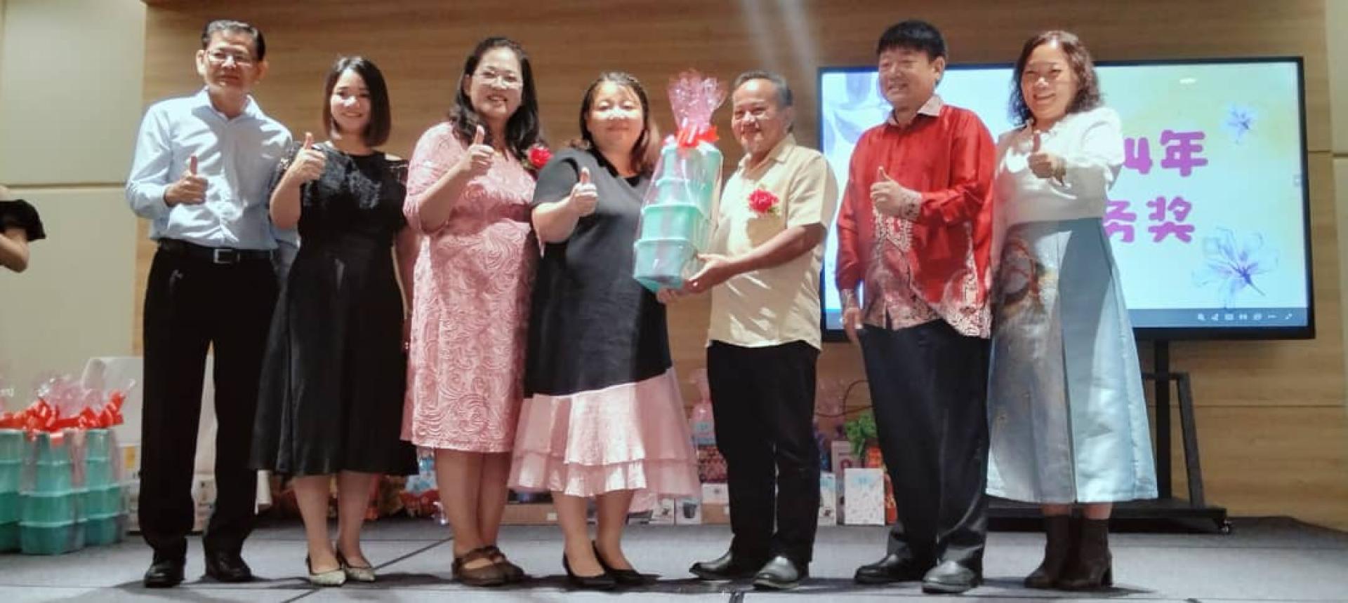 Samri menyampaikan sijil penghargaan kepada salah seorang guru cemerlang SJK Chung Hua Bintulu.