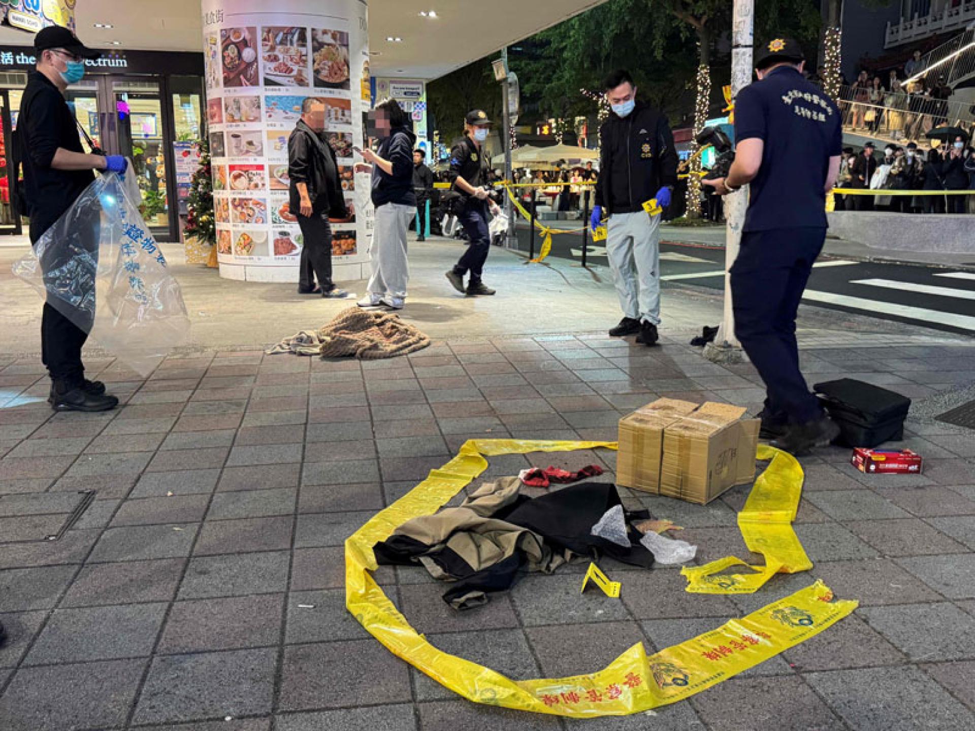 警方获报后派员到场围捕，张文之后从百货公司6楼坠楼，送医抢救后不治。