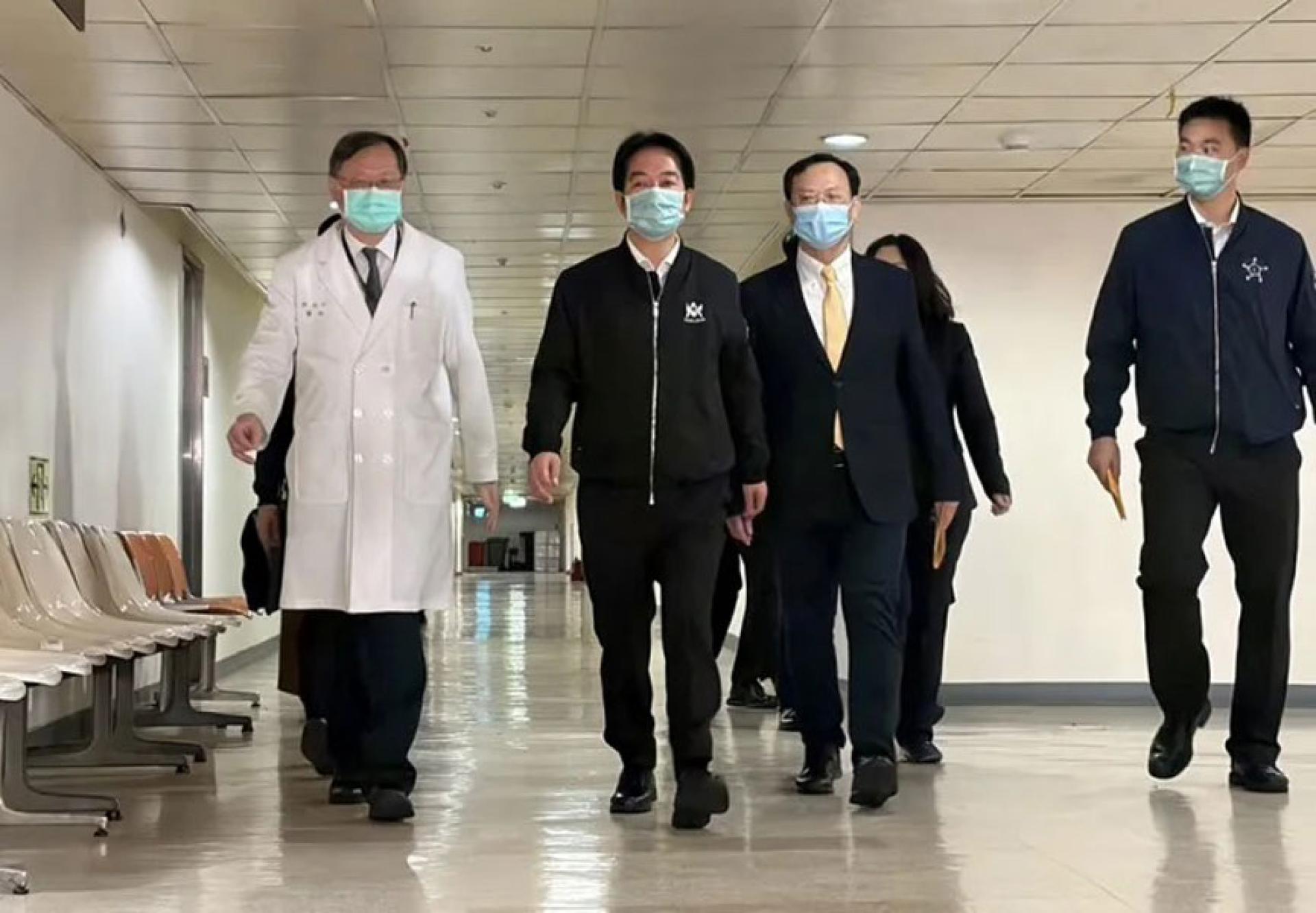 赖清德（中）赴台大医院探视亡者家属及受伤的汪姓男子。（图：联合报）