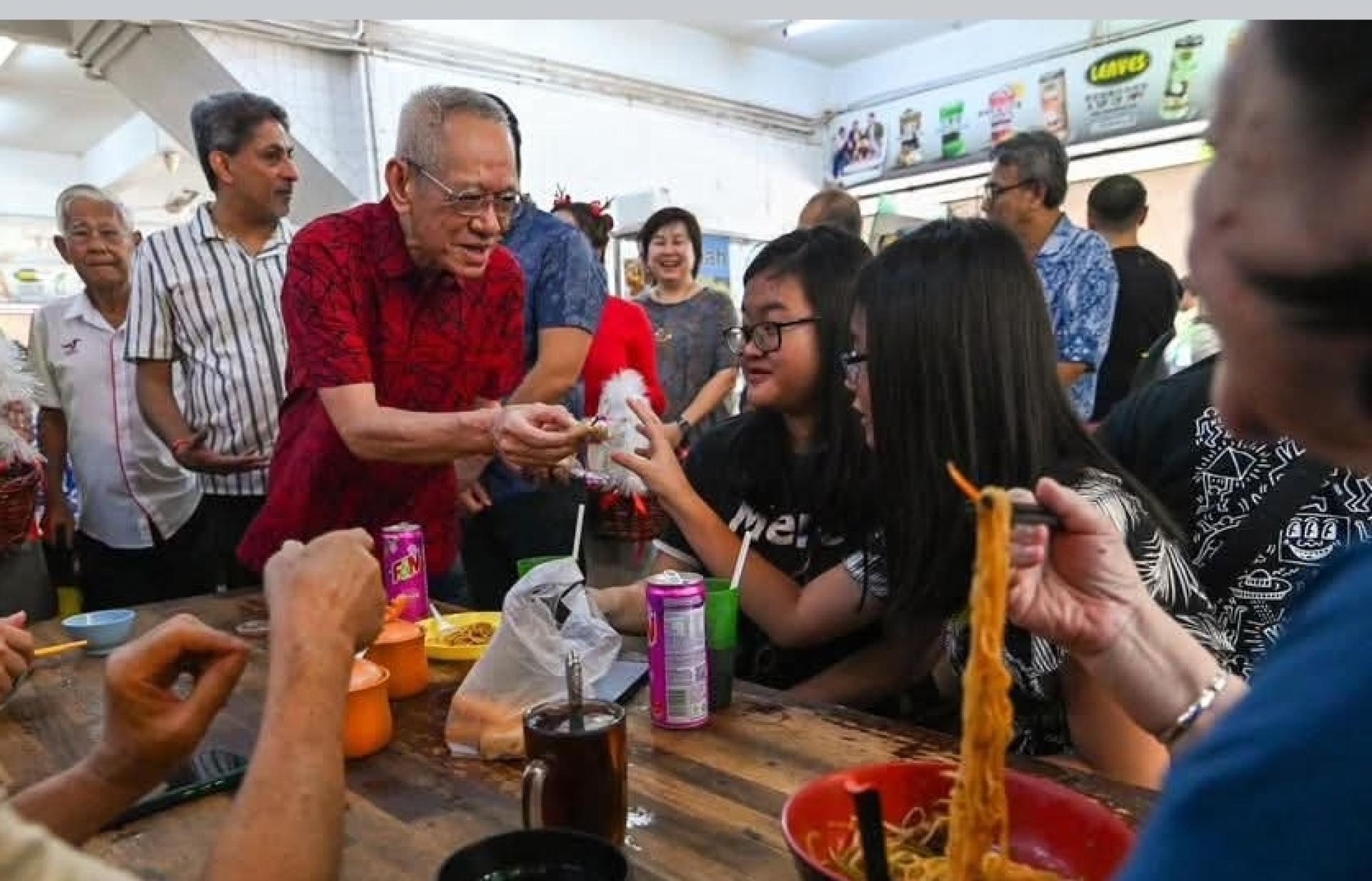 伊布拉欣巴基派送饼干给民众。