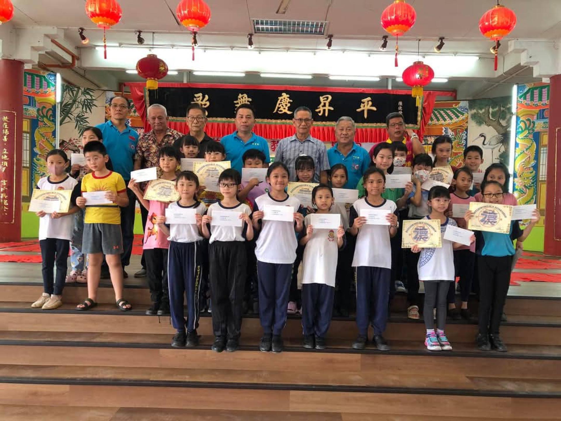 美里德教会紫星阁乙巳年新春挥春赛小学低年组得奖者合影。