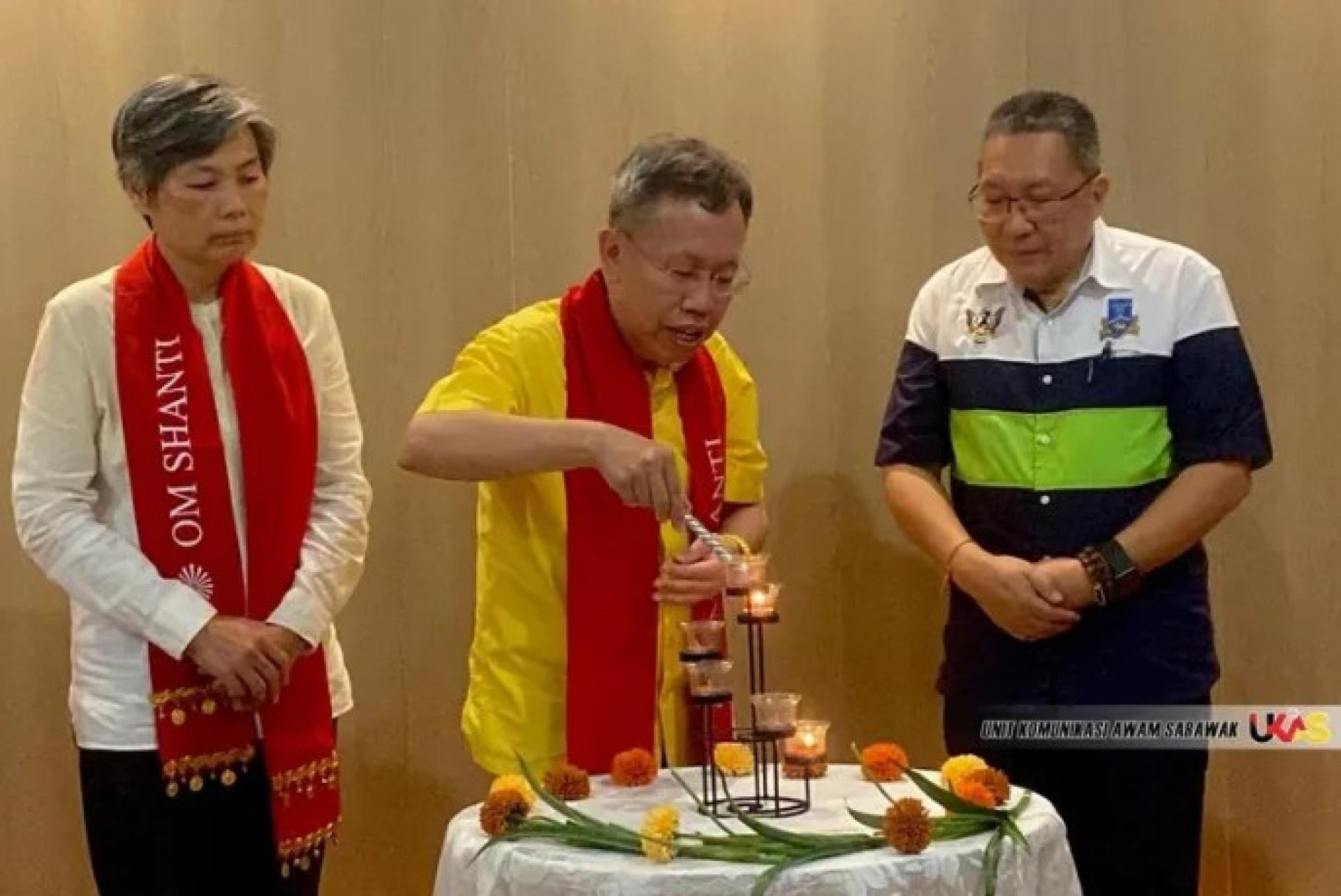 2025年12月21日，沈桂贤（中）与黄鸿圣（右）在SGH点亮蜡烛，标志第二届联合国世界冥想日活动正式启动。