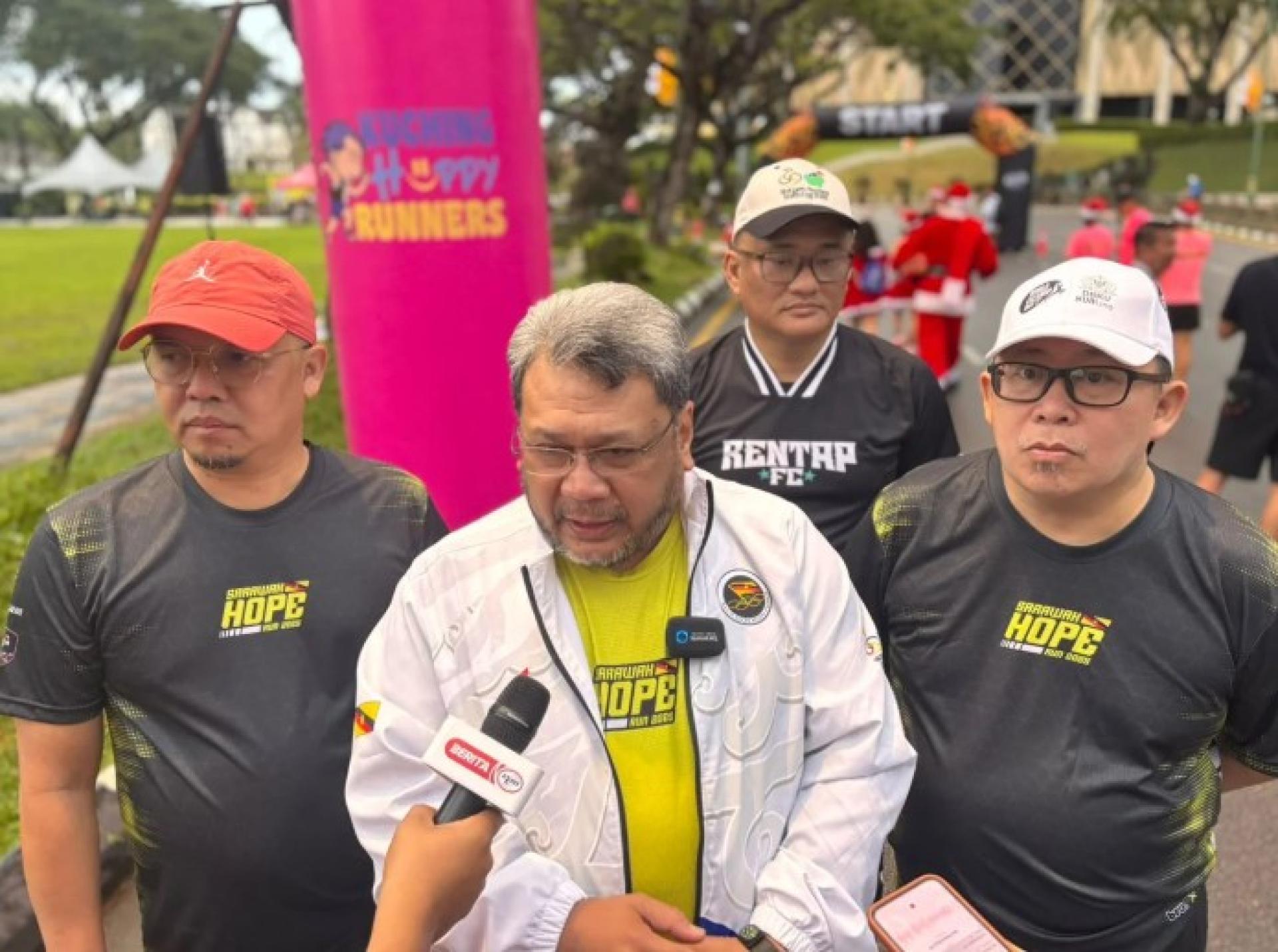拉姆齐与多尔哈迪在独立广场举行“希望跑砂拉越2025”活动开幕后接受记者采访。