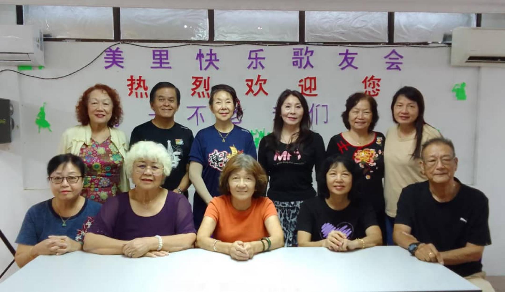 美里快乐歌友会新春联欢会筹备会，前坐中间为筹备会主席杨桂莲。