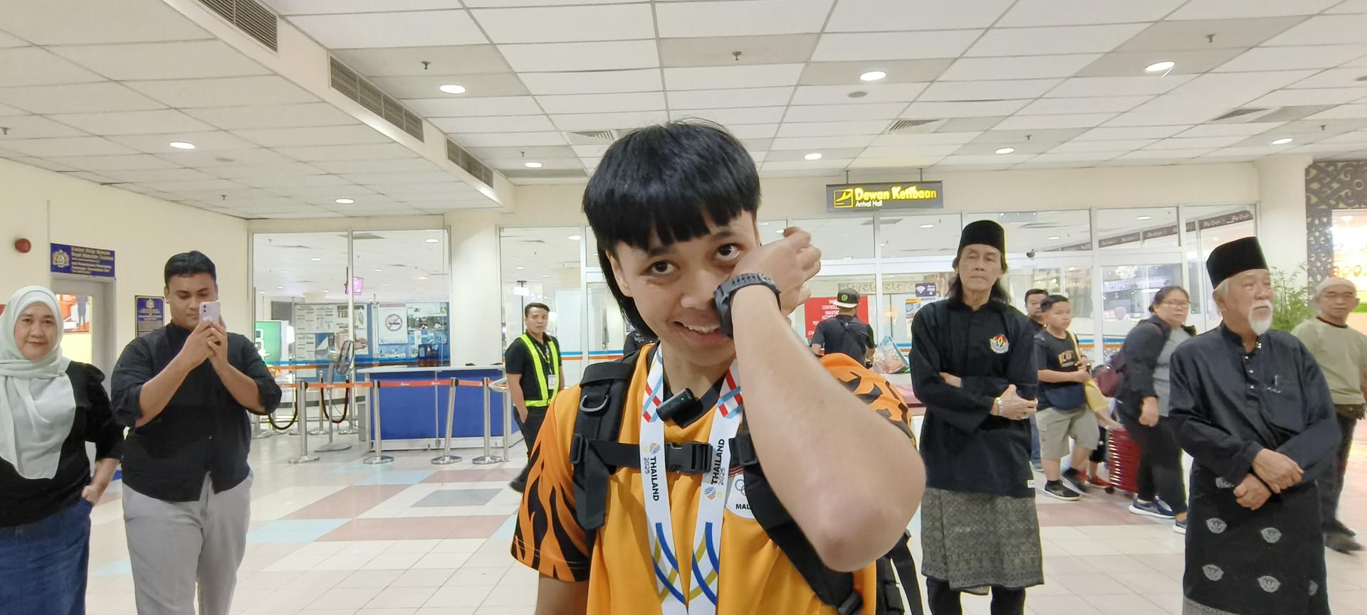 在东南亚运动会（SEA Games）中勇夺金牌的女子西拉特选手乌米玛希达哈山载誉归来。