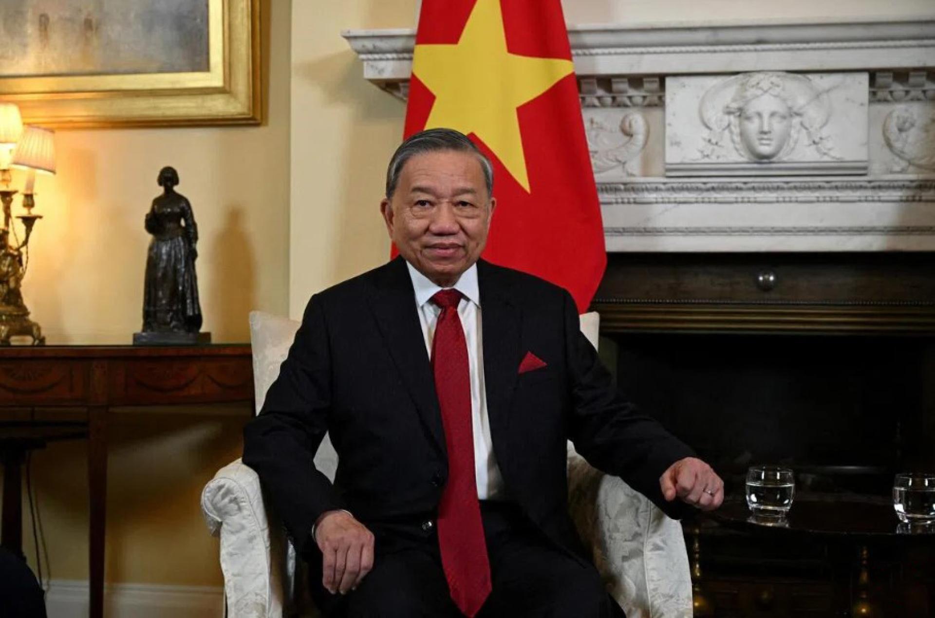 如果苏林成功在越共十四大上当选国家主席，这将是除暂代职权外，越南现代史上首次出现一人同时担任国家主席和总书记的情况。