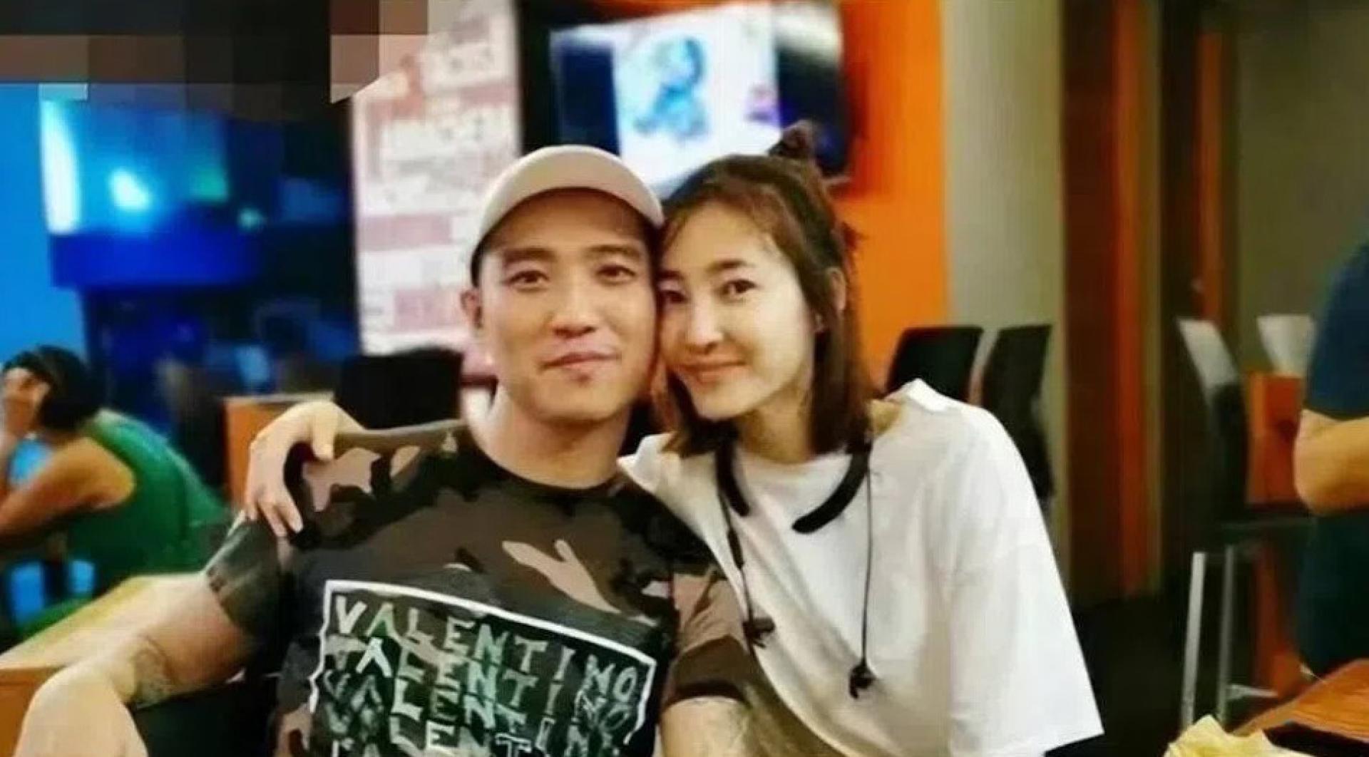 王丽坤（右）因丈夫詹浩礼涉诈骗案离婚。