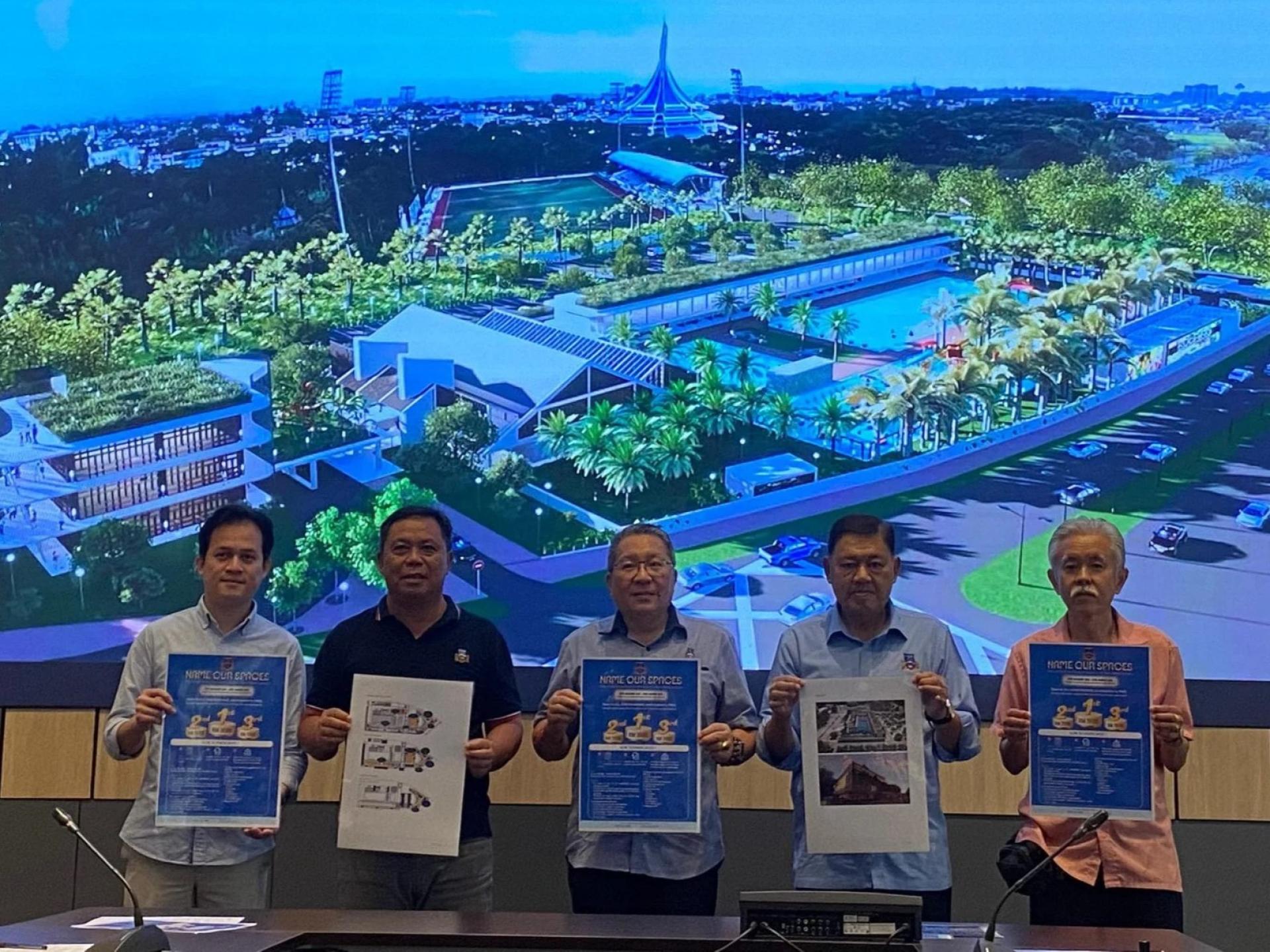 PELUANG...Datuk Bandar MBKS Datuk Wee Hong Seng (tengah) menunjukkan poster pertandingan
