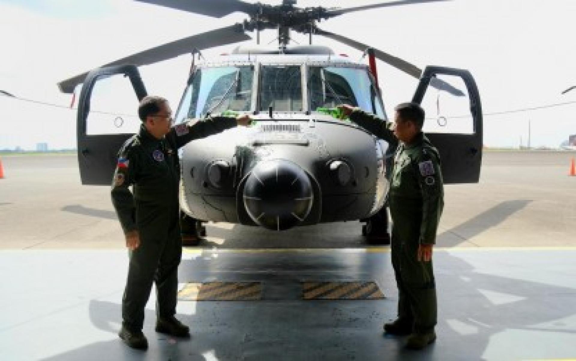 菲律宾空军总司令亚瑟·科杜拉中将（左）与空中机动指挥部总指挥拉米尔·奥洛罗索少将，8月13日在邦板牙省马巴拉卡市克拉克空军基地，为5架新购入的S-70i黑鹰直升机主持香槟庆祝灌注仪式。