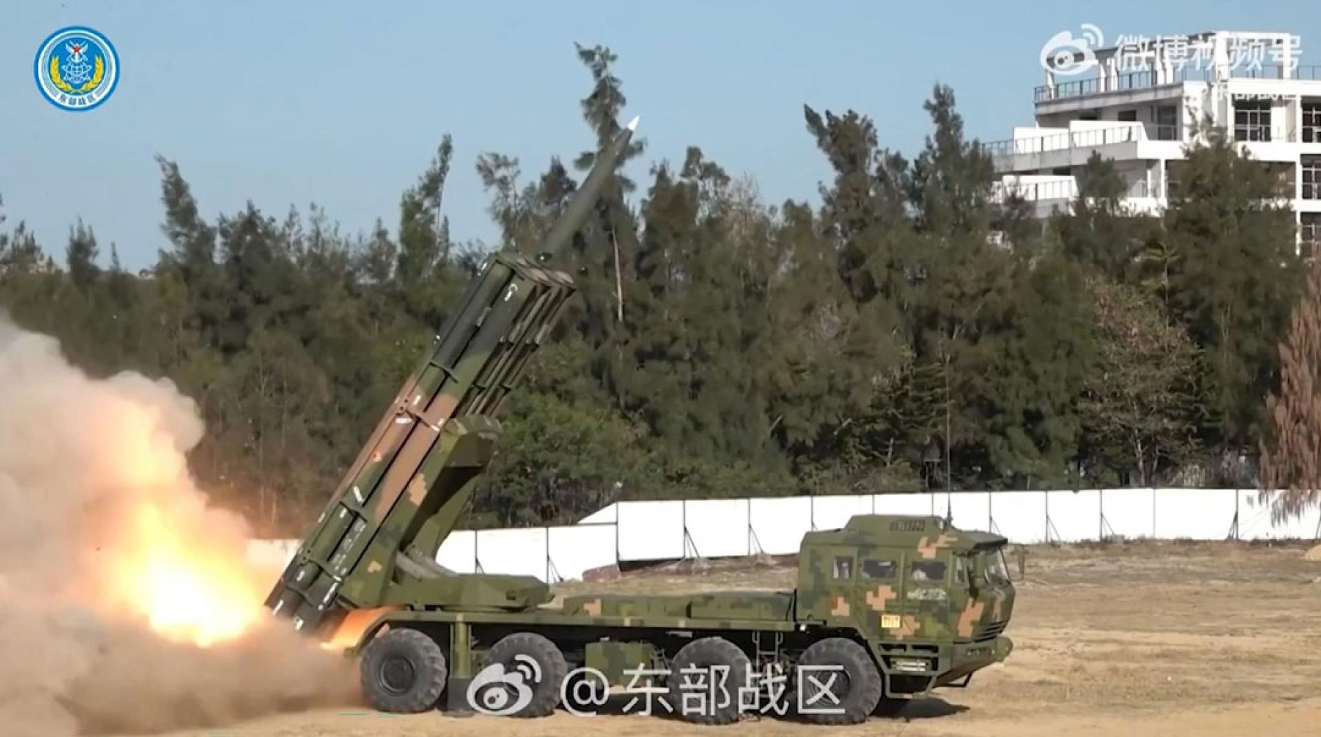 中国东部战区发布的未注明日期视频片段显示，中国火箭炮在未公开的地点发射火箭。