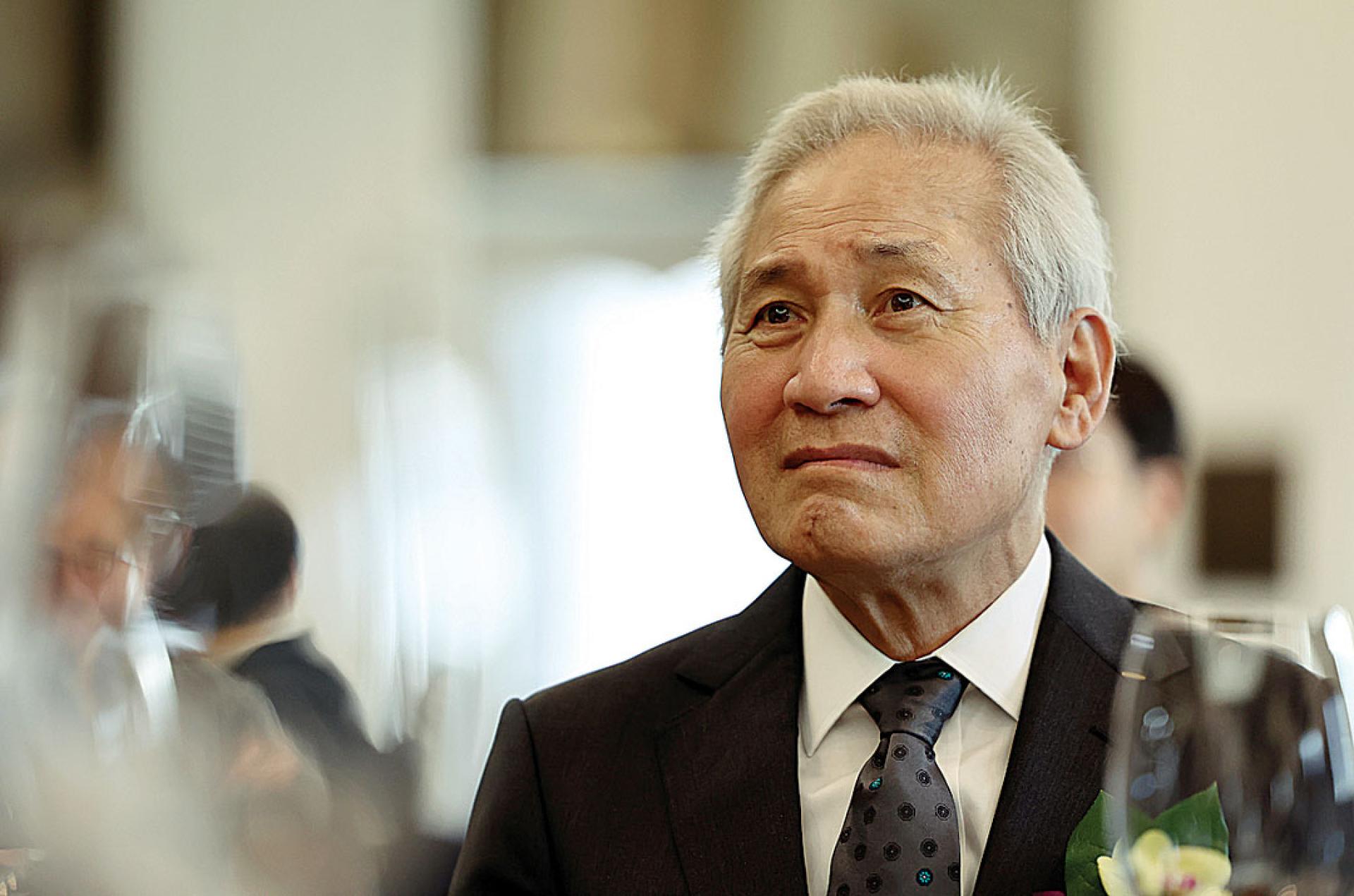 安圣基吃东西卡在喉咙晕倒，紧急送医，目前在加护病房。