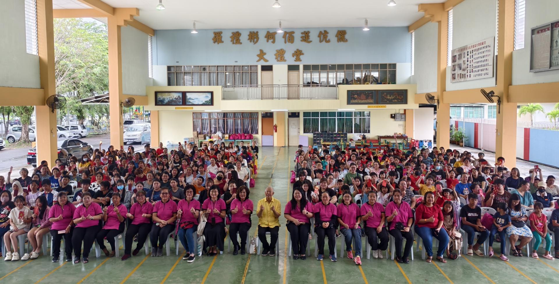美里市妇女援助协会教育助学金暨会员子女学优奖励金颁发仪式嘉宾和全体出席者合影。中为砂拉越旅游副部长拿督陈超耀律师，左11为主席甲必丹陈彩萍。