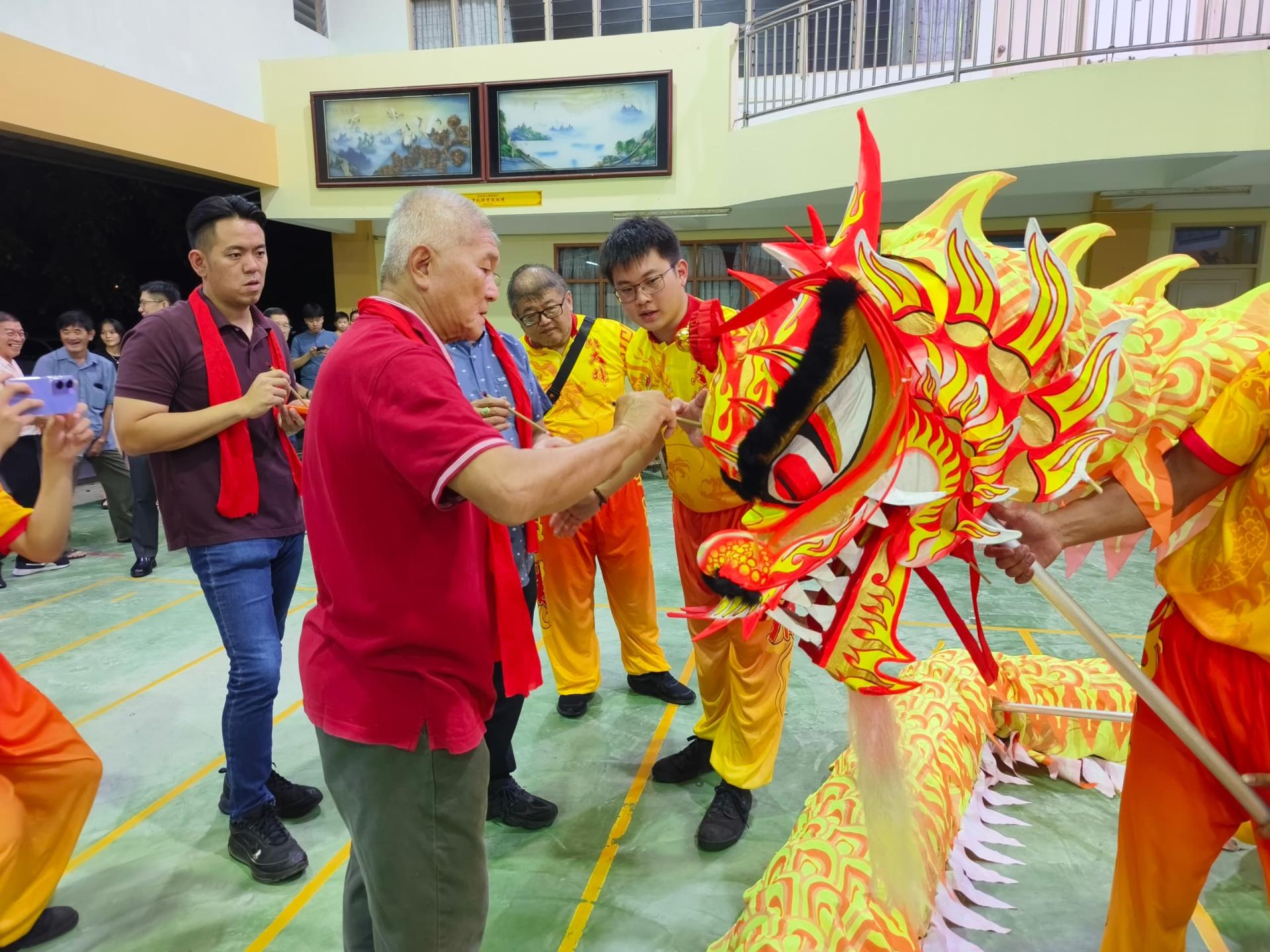 谢广发为美里大埔同乡会金龙队的新金龙，主持点睛开光仪式。