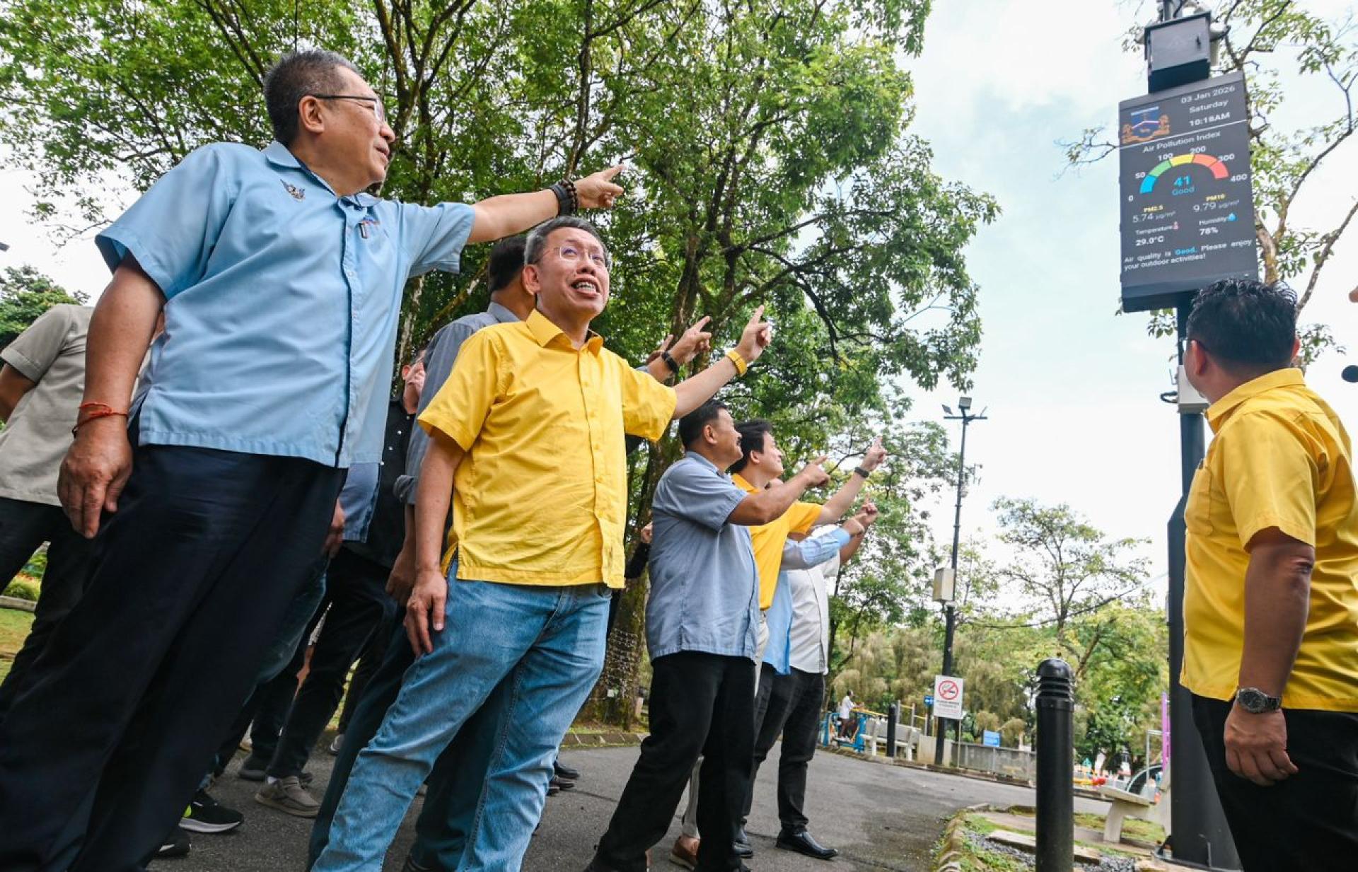 砂拉越副总理拿督阿玛沈桂贤在古晋南市市长拿督黄鸿圣陪同下，主持推介ESG智慧灯柱，标志古晋迈向以数据为本的智慧城市发展新里程。