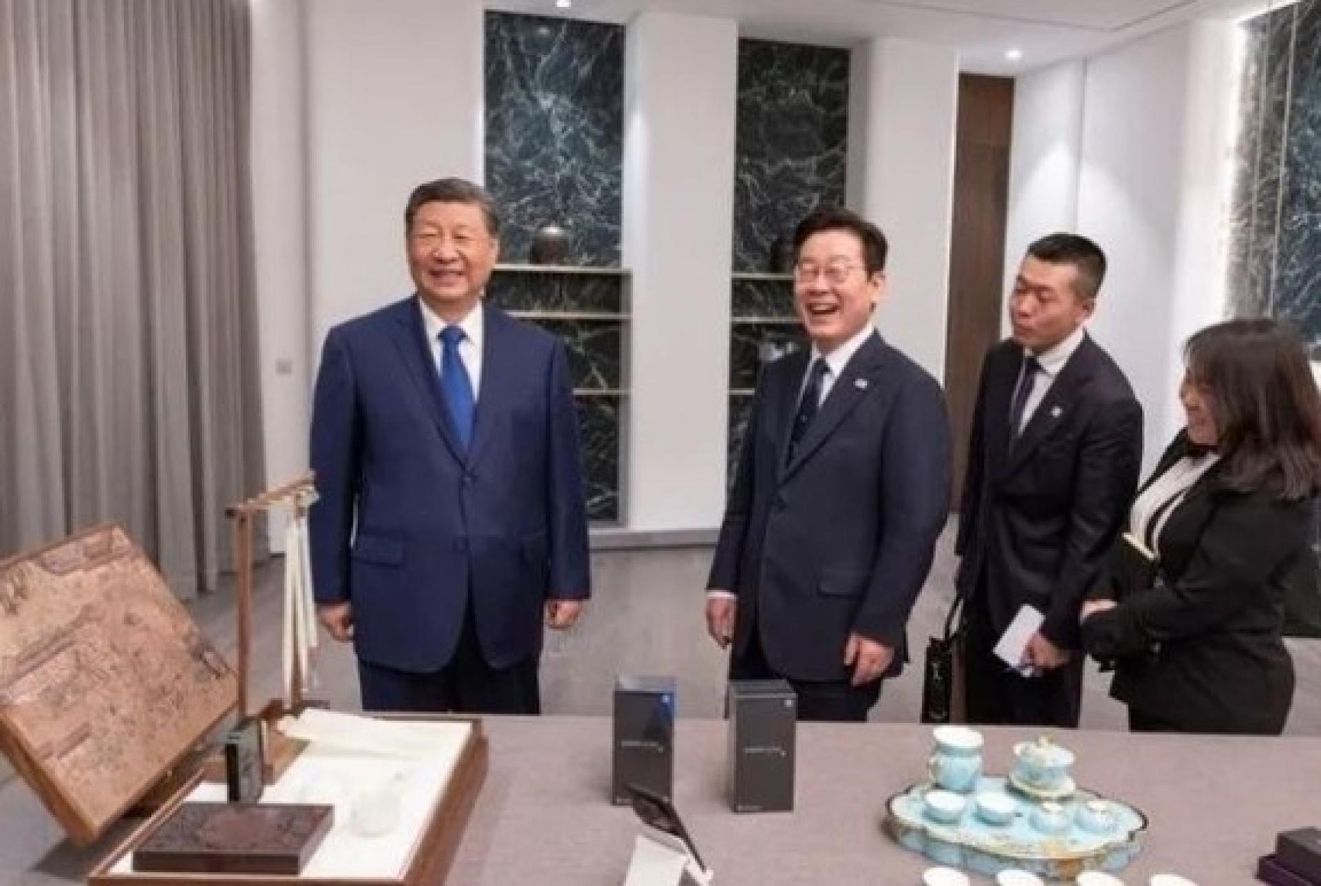 习近平向李在明赠送小米手机。