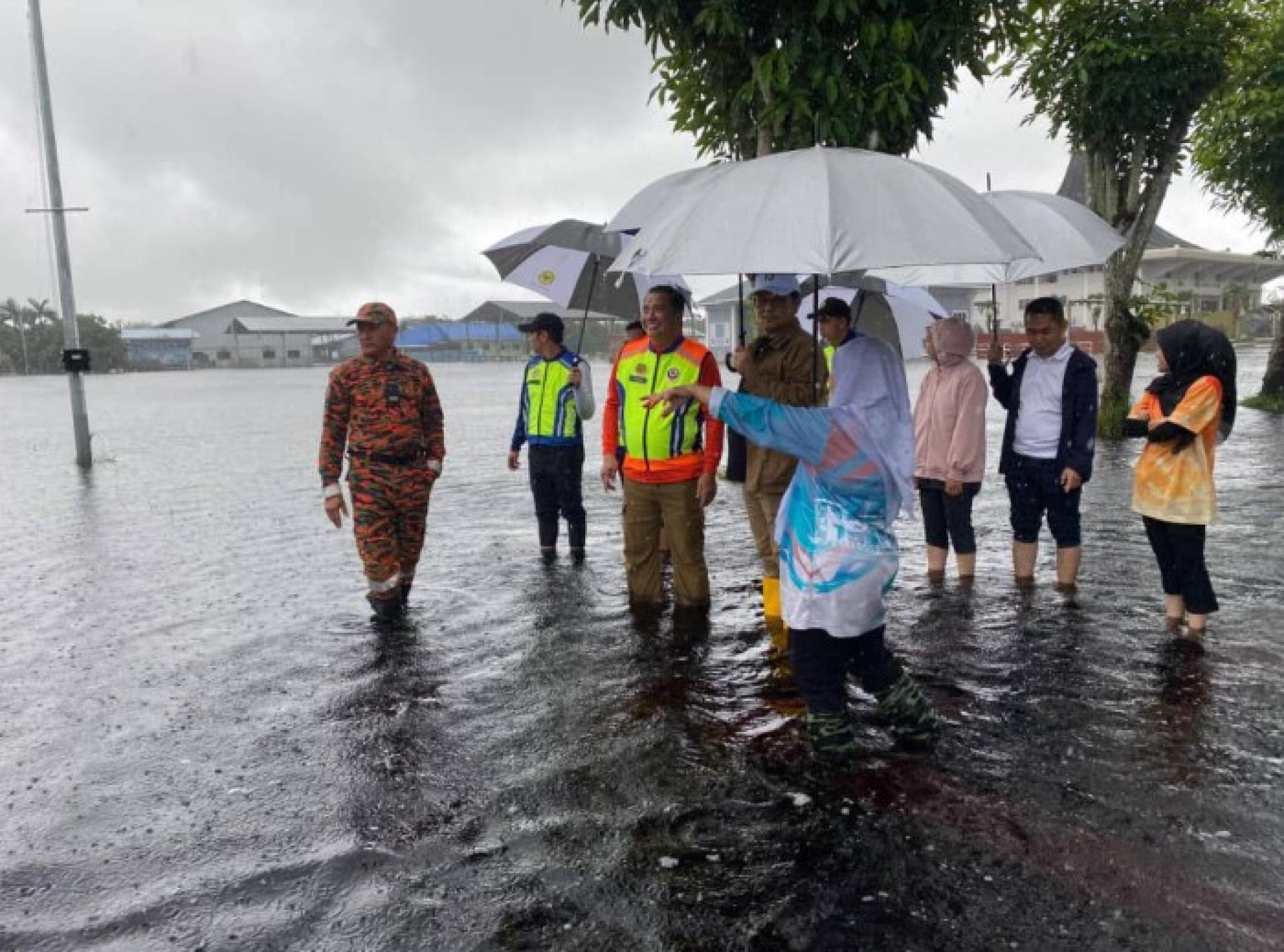 Datuk Kueh Lei Poh与其他人员今天实地视察若干低洼区域的洪水情况。