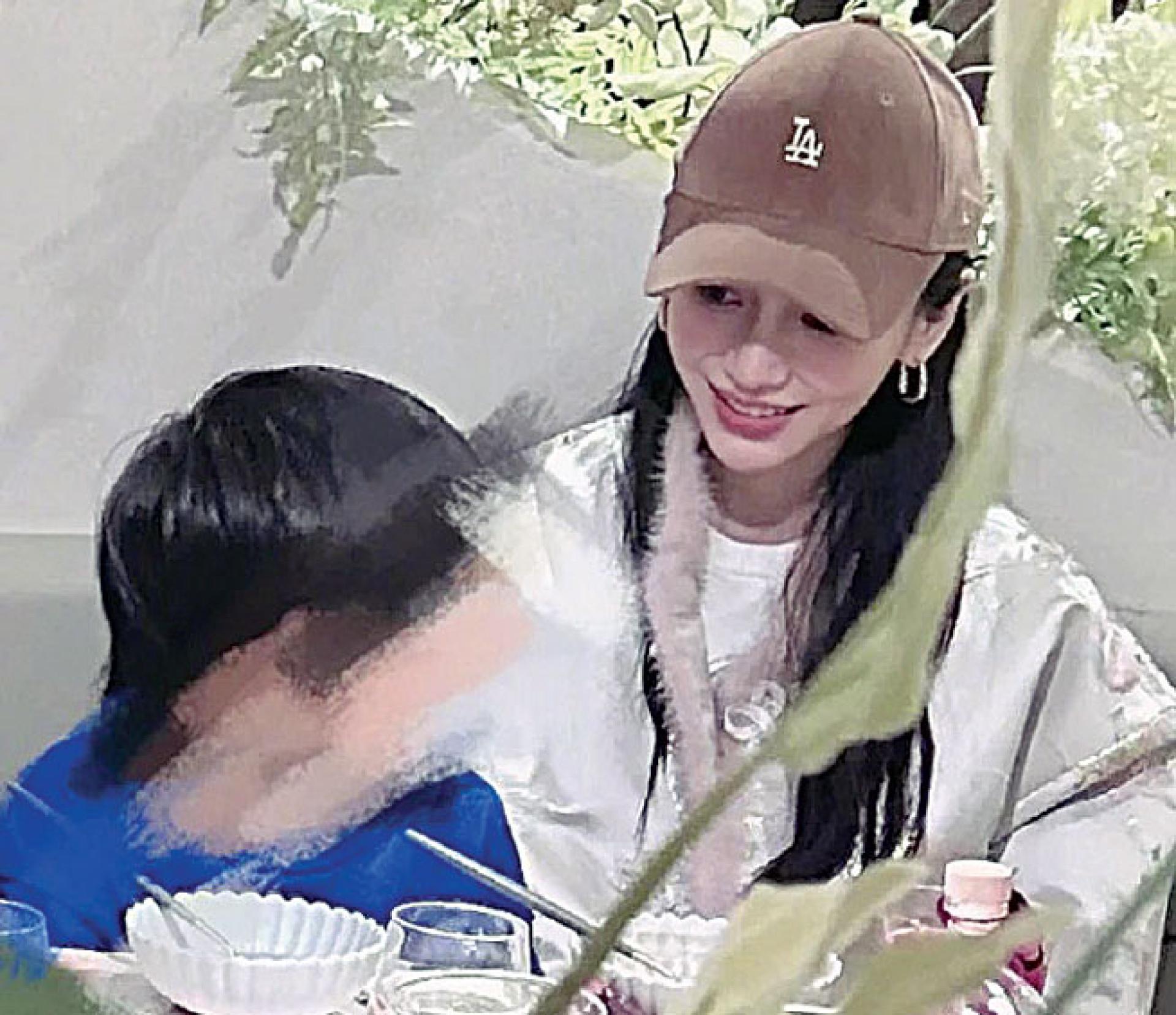 Baby带儿子用餐的旧照，再度于网上流传。