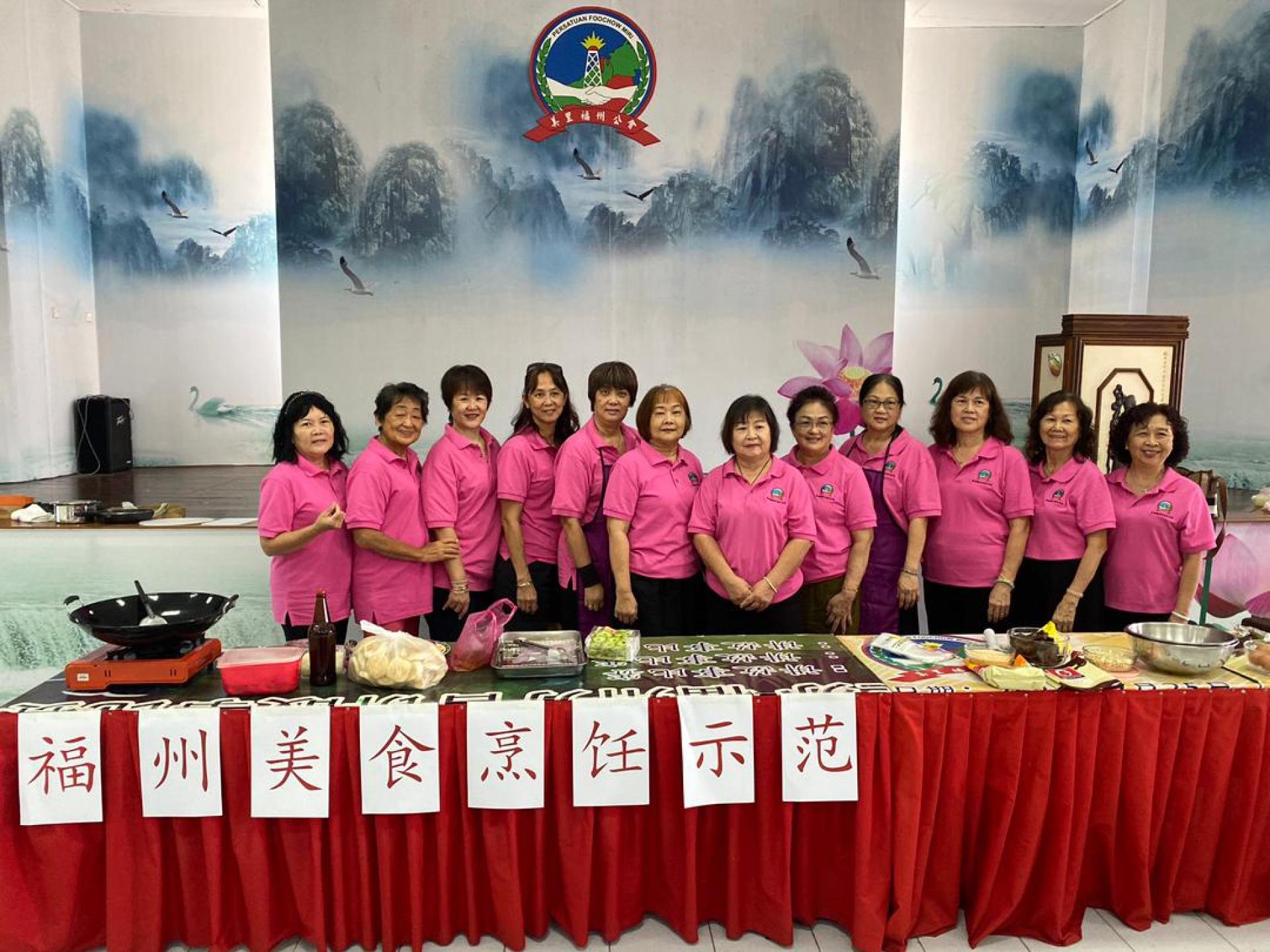 美里福州公会妇女组在新春糕饼示范活动上合影。右6为妇女组主任黄优芳。