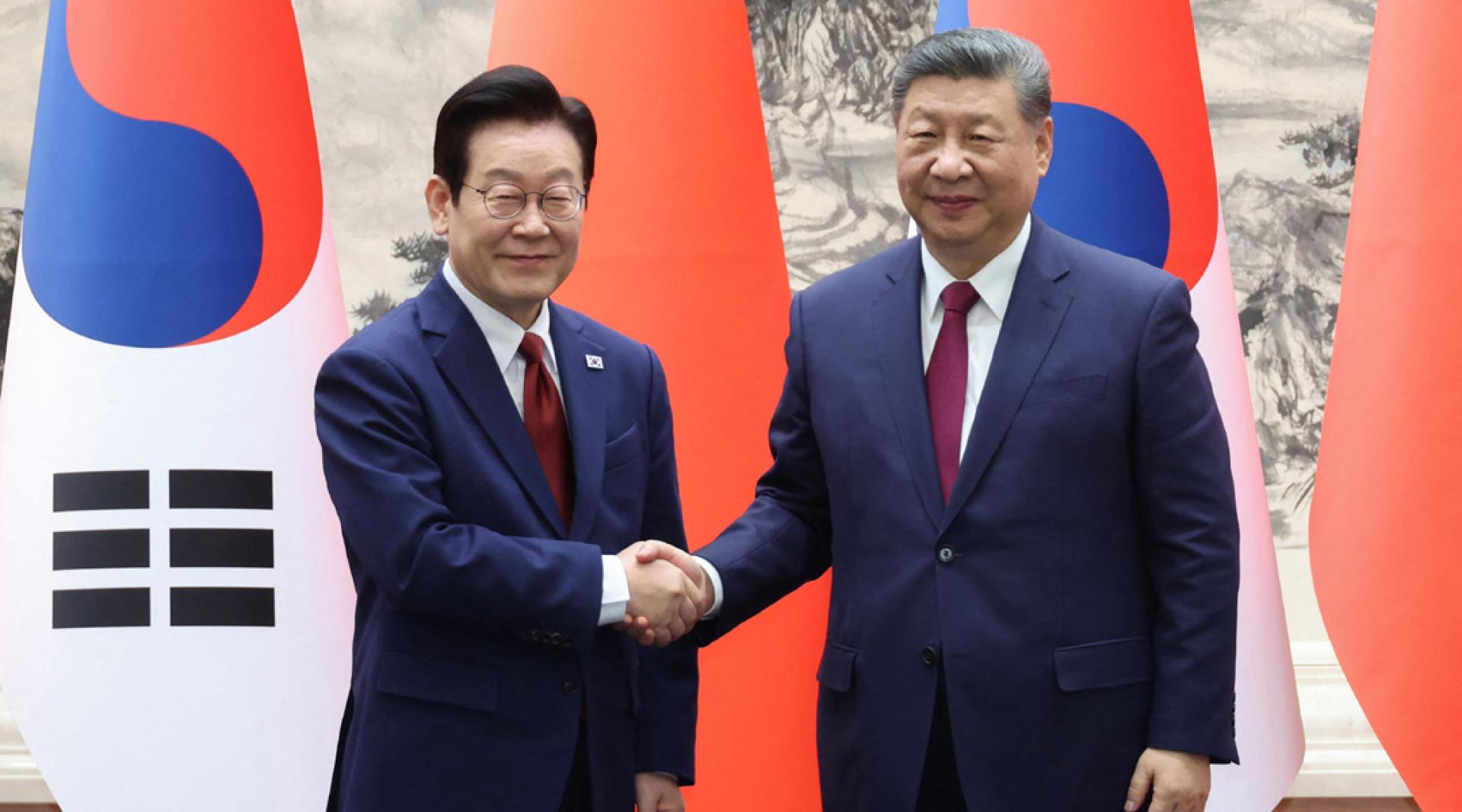 中国国家主席习近平（右）欢迎韩国总统李在明（左）访华，5日下午在人民大会堂北大厅举行欢迎仪式。