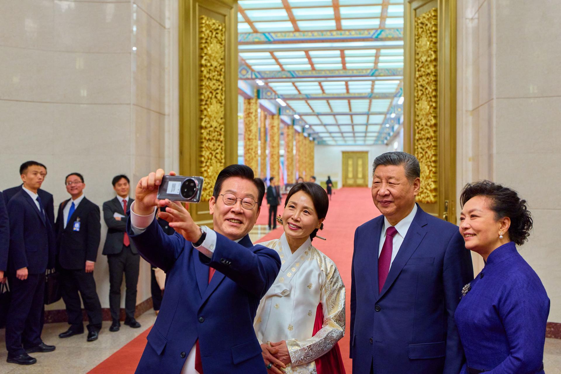韩国总统李在明（左）和夫人金惠景（左二）5日在北京人民大会堂与中国国家主席习近平（右二）和夫人彭丽媛（右）共进晚餐后自拍。