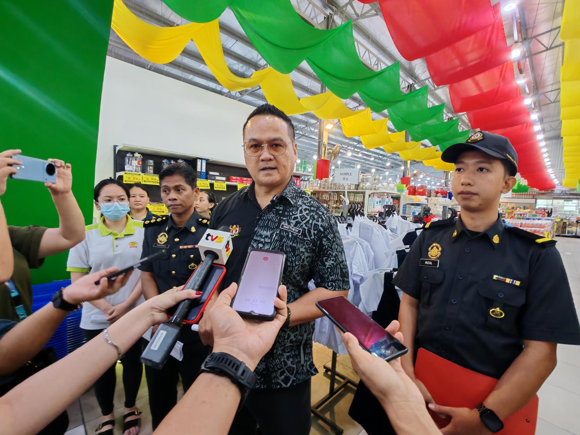 砂拉越内贸与生活成本部总监马修都米尼巴林受访时摄。