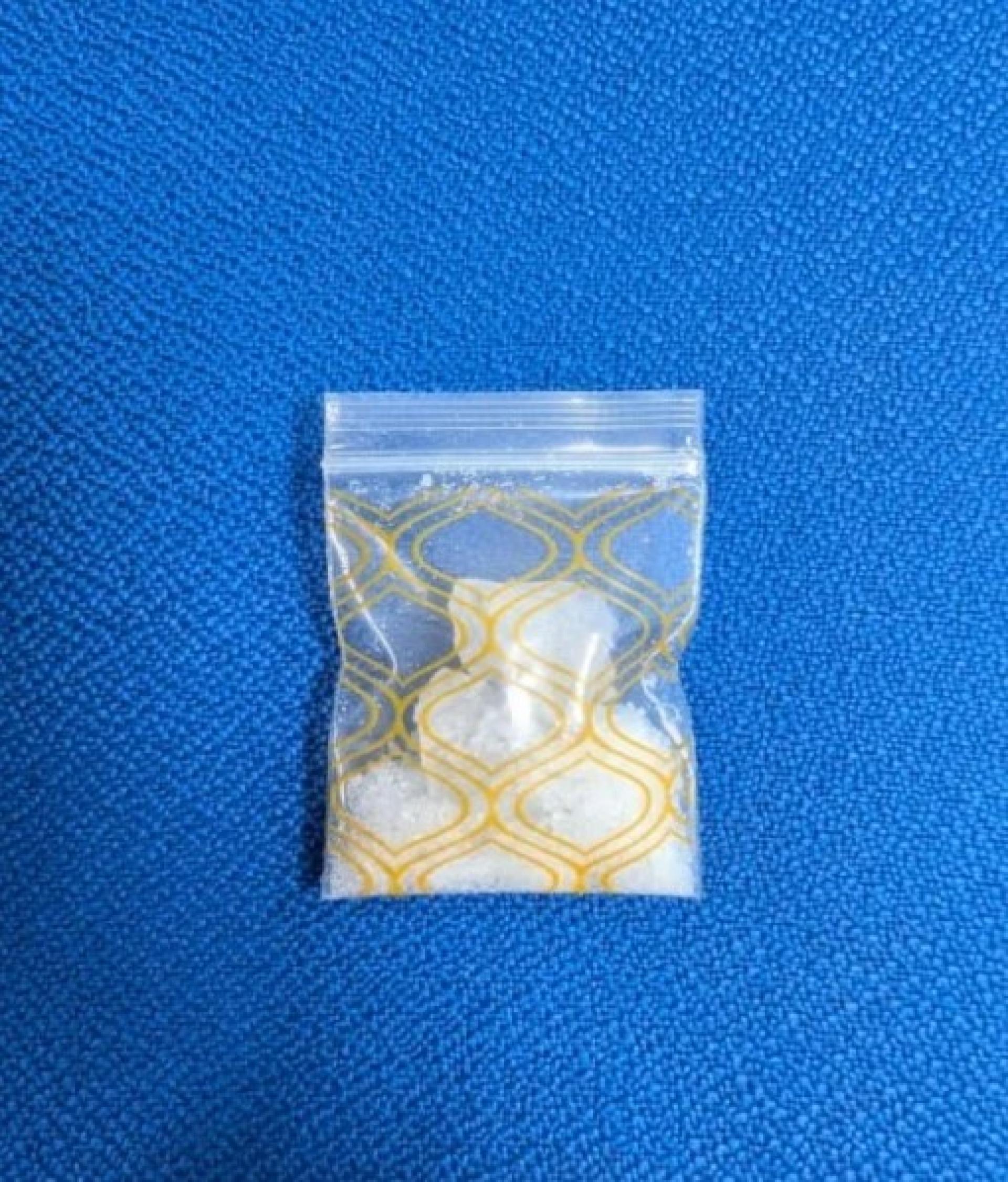 第一次突袭缴获的5.15克甲基苯丙胺小包，价值566令吉。