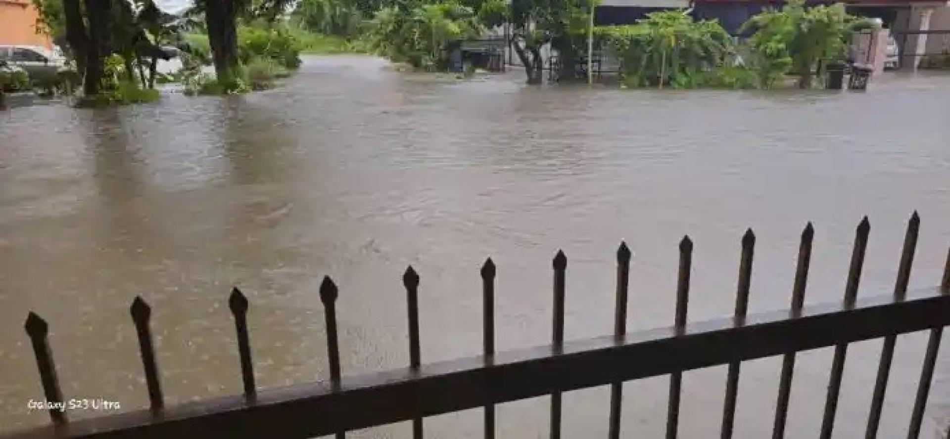 2024年2月16日，古晋朋尼逊路9哩半花园（Taman Batu 9½, Jalan Penrissen）发生水灾的档案照片。