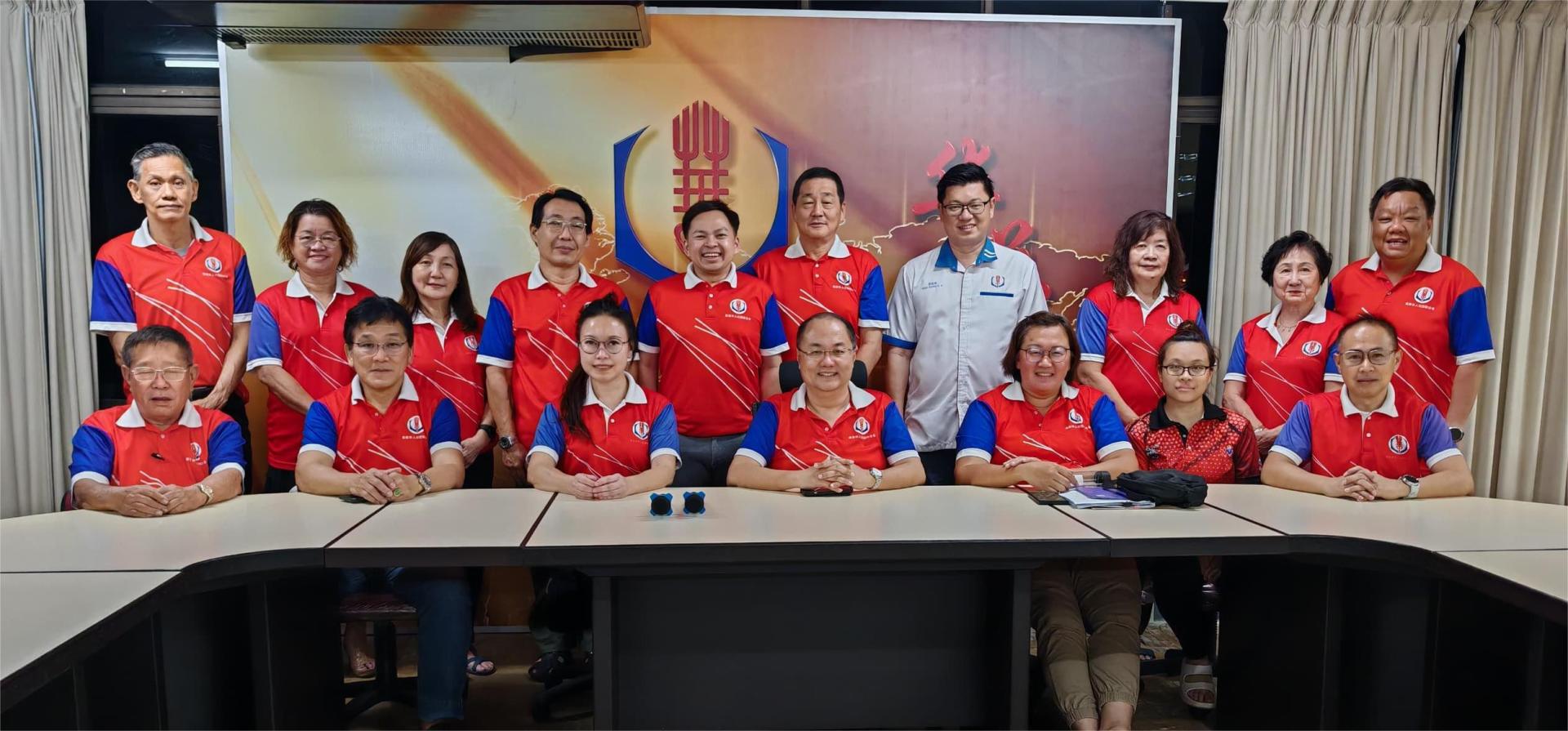 第4届拿督斯里李景胜挑战杯北砂区中小学暨公开挥春比赛筹备会成员合影。坐者左3为筹备会主席许爱妮；右4为美里省华总会长吴健平。
