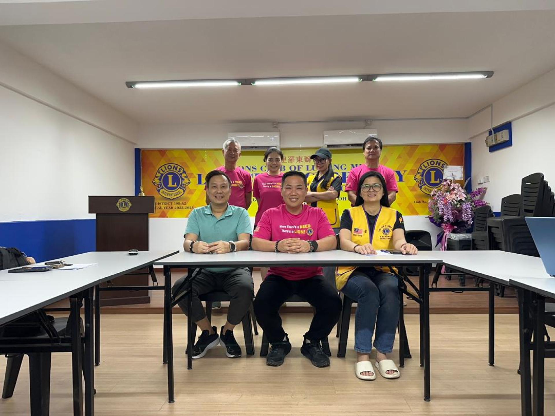 前排左起筹备会主席蔡传晋、大会主席窦家雄、第11分区主席刘丽君以及出席狮友们合影。