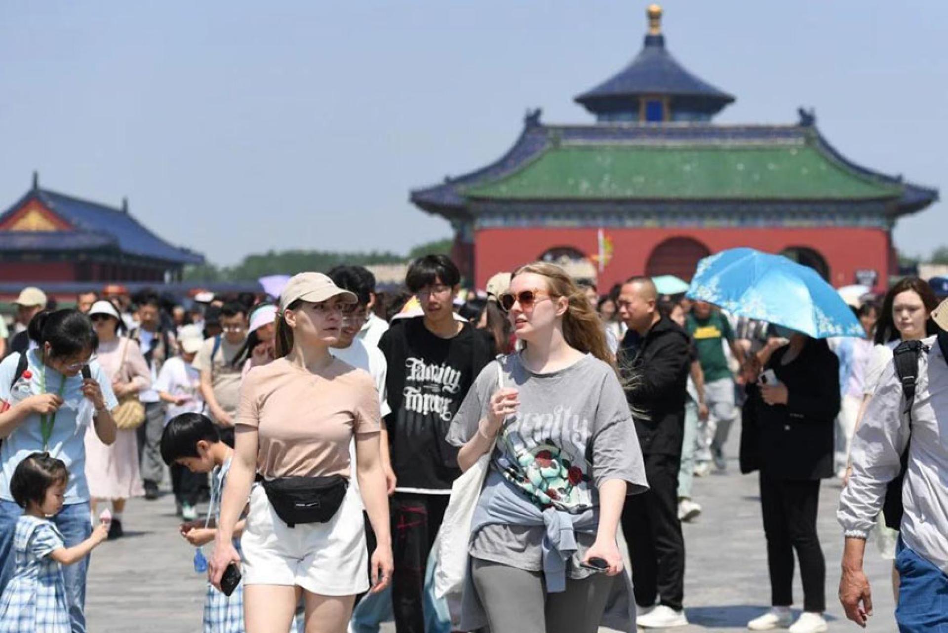 中国公安部公布，自240小时过境免签政策正式实施一年来，中国各口岸入境外国人4060万人次，同比增长27.2%。