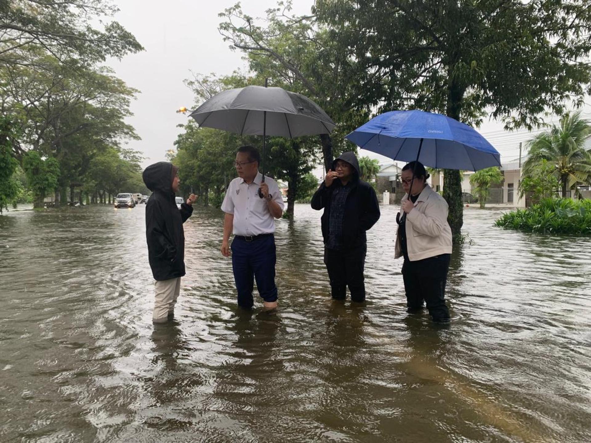 砂拉越交通部长拿督斯里李景胜（左2）前往市区及肯雅兰城市一带巡视时，发现迪沙史纳汀路部分道路因积水严重，普通车辆已无法通行。