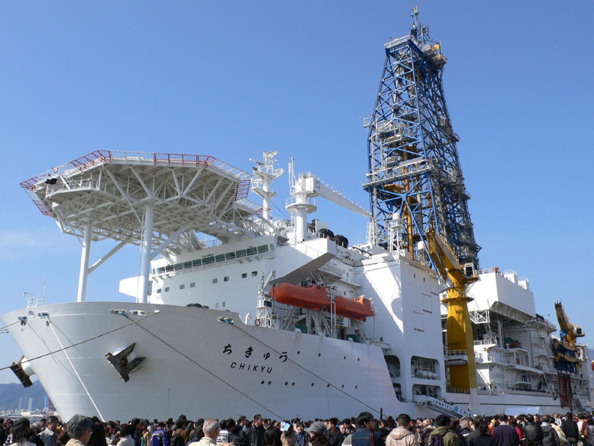 日本深海科学钻探船“地球号”