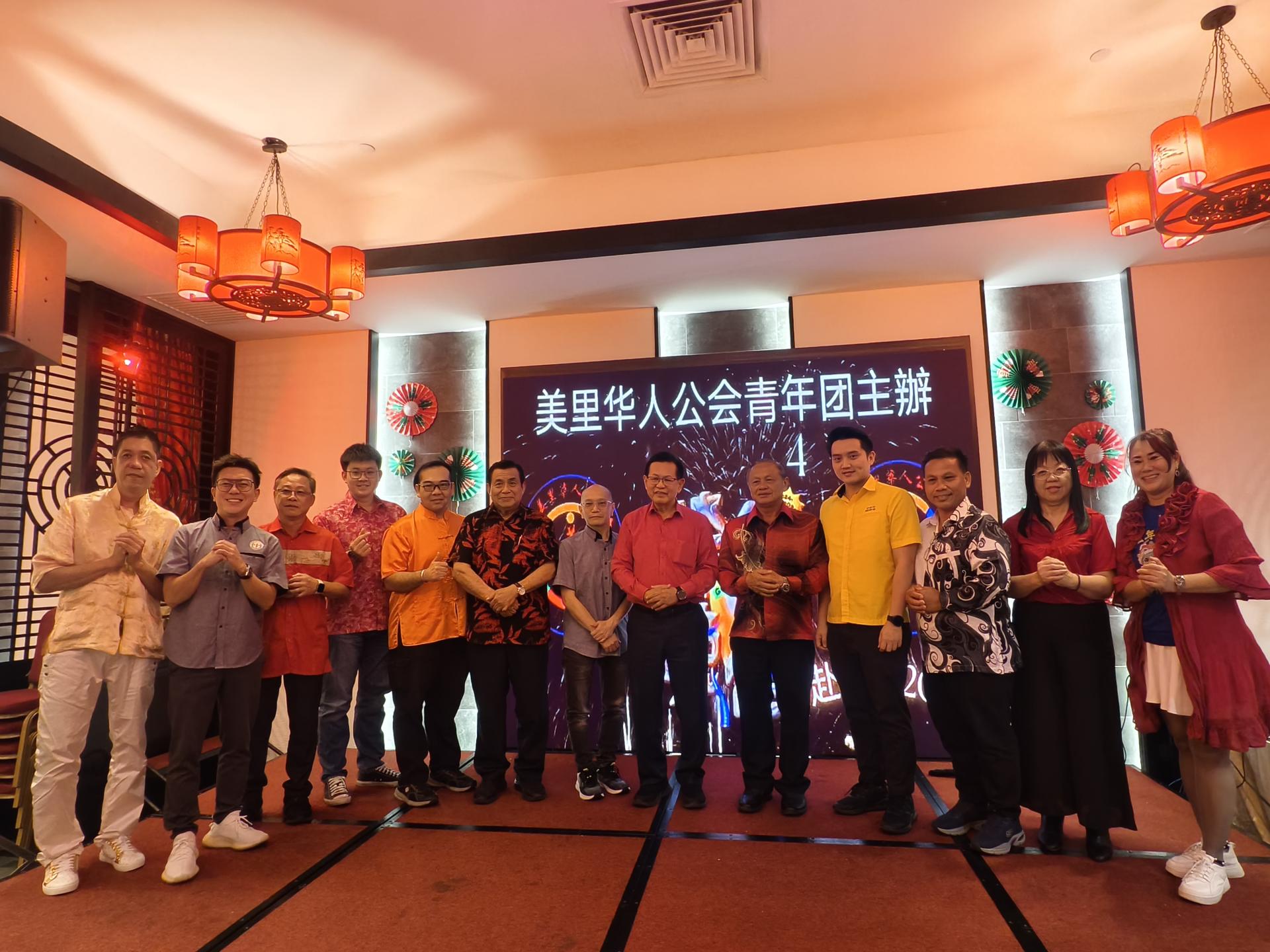 众嘉宾于美里华人公会“2024-2025跨年迎新晚会”上，为在场会员送上新年祝福。左4起为砂旅游  部副部长拿督陈超耀的代表谢家洪、青年团团长凌伟雄、甲必丹蔡刚明、会长张昌盛、主宾砂交通部长拿督斯  里李景胜、甲必丹严学忠及美里市长俞小珊的代表许勋扬。