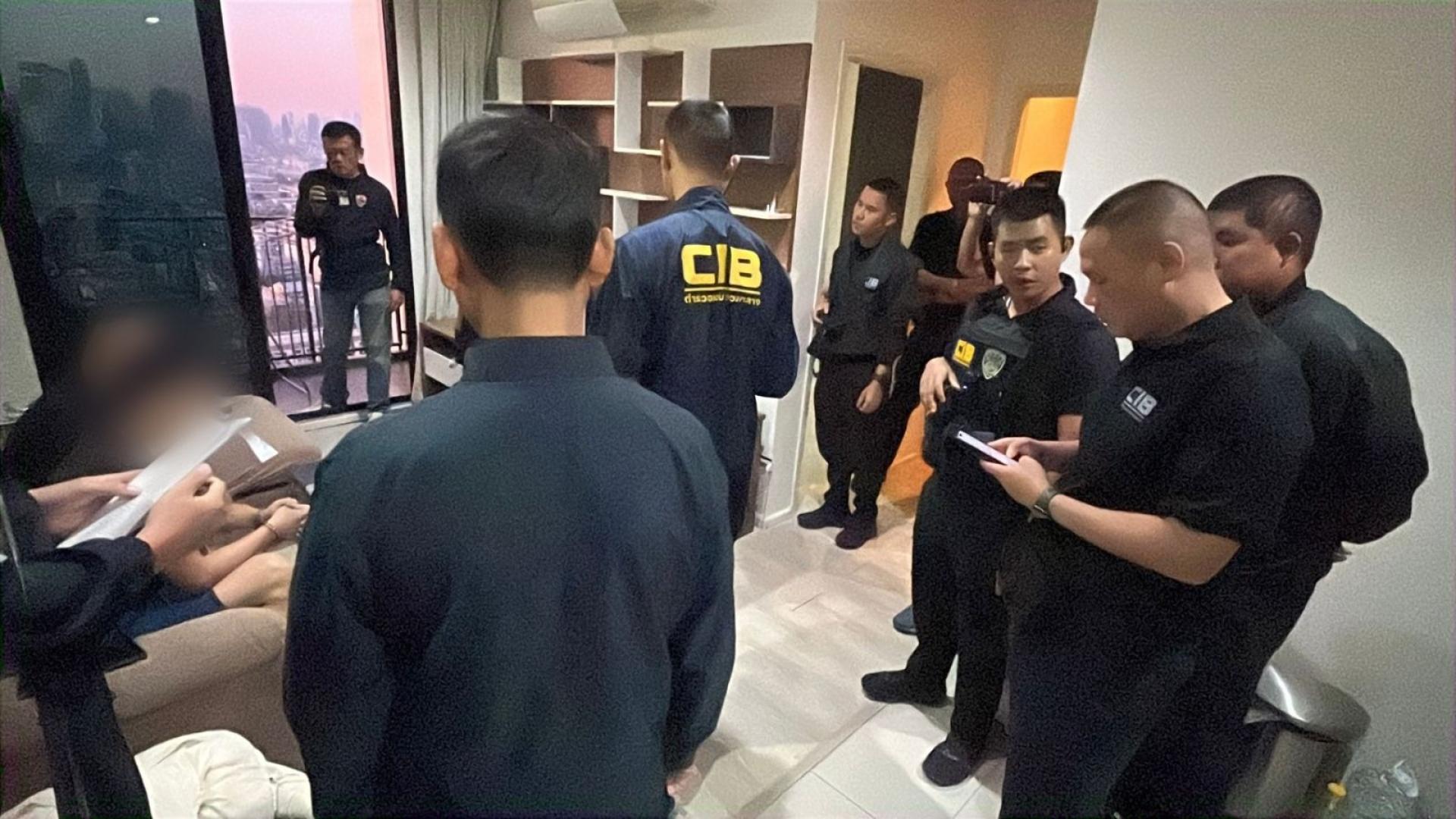 泰国警方在获知其藏匿信息后，依法律程序撤销居留许可，持搜查令于曼谷及清迈突袭住所实施逮捕。