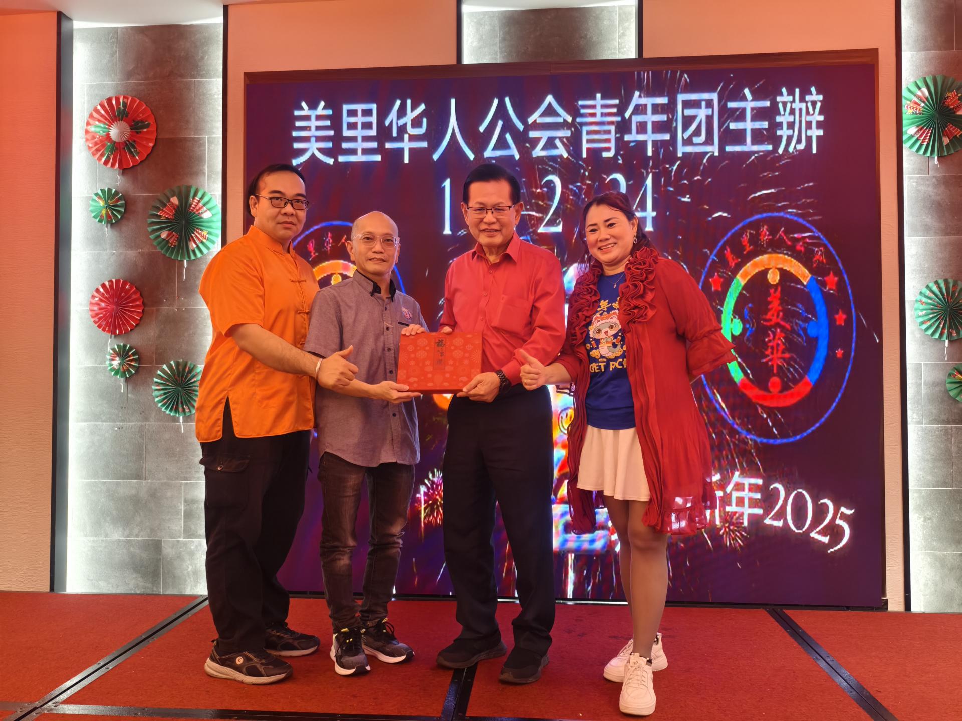 美里华人公会会长张昌盛（左2）赠送纪念品给主宾砂交通部长拿督斯里李景胜。左为青年团团  长凌伟雄；右为青年团团督黄可妃。
