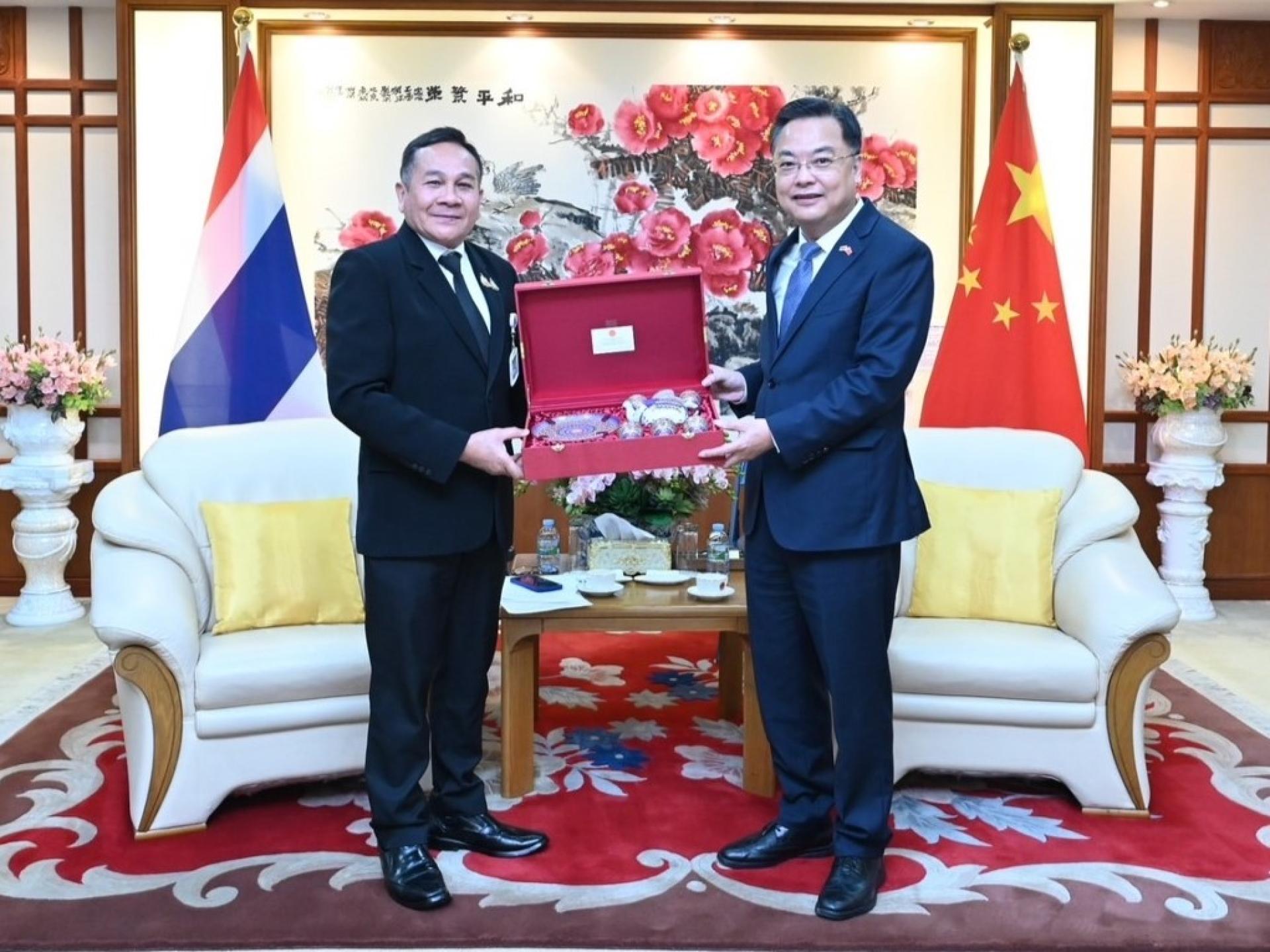 泰国军委与中国驻泰官员会谈，推进合作交流。