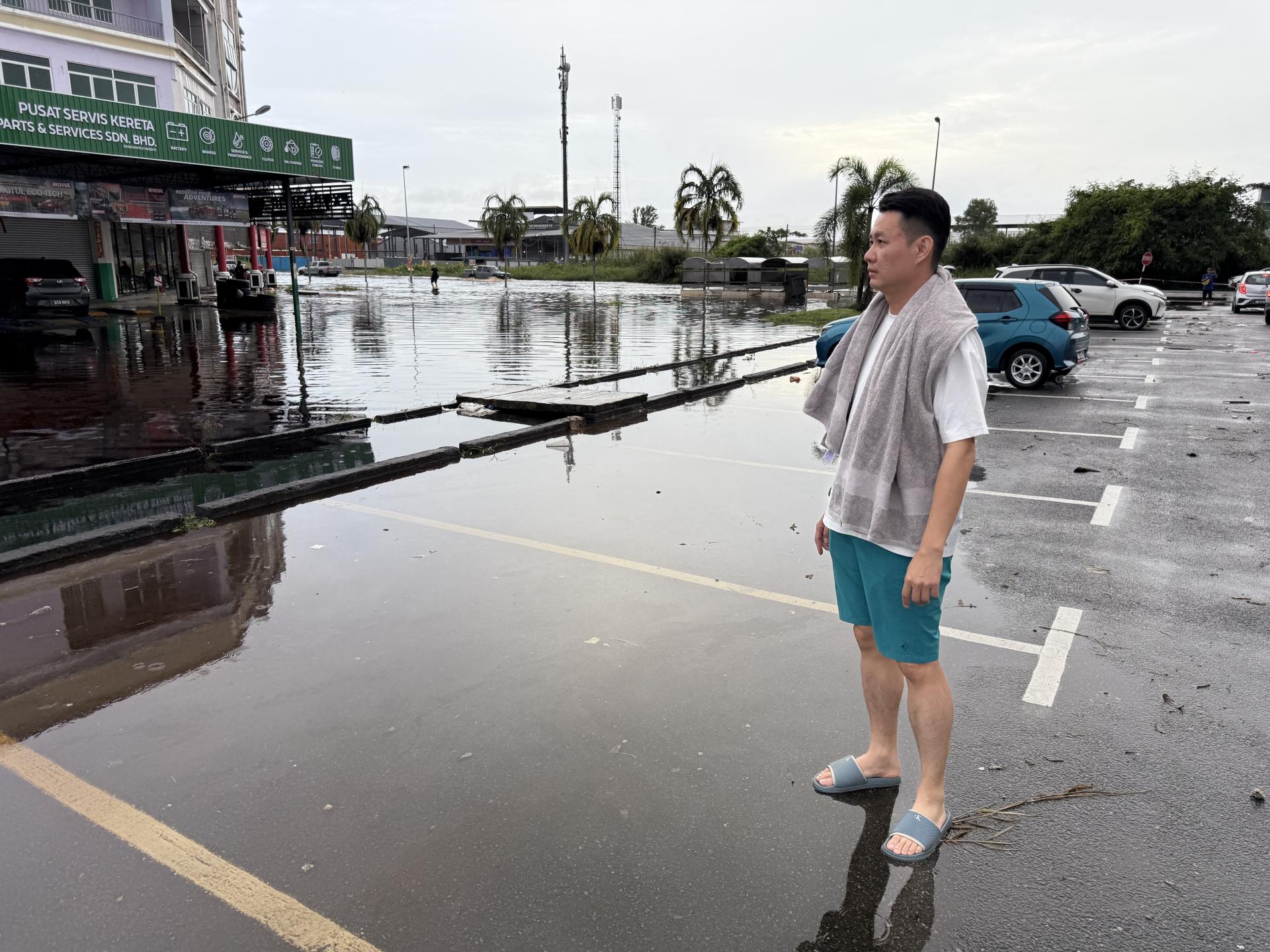 林思健在傍晚时分雨停后顺利通路，发现商业区的涨水不通，当地沟渠排水存在常年不通的根本性问题。