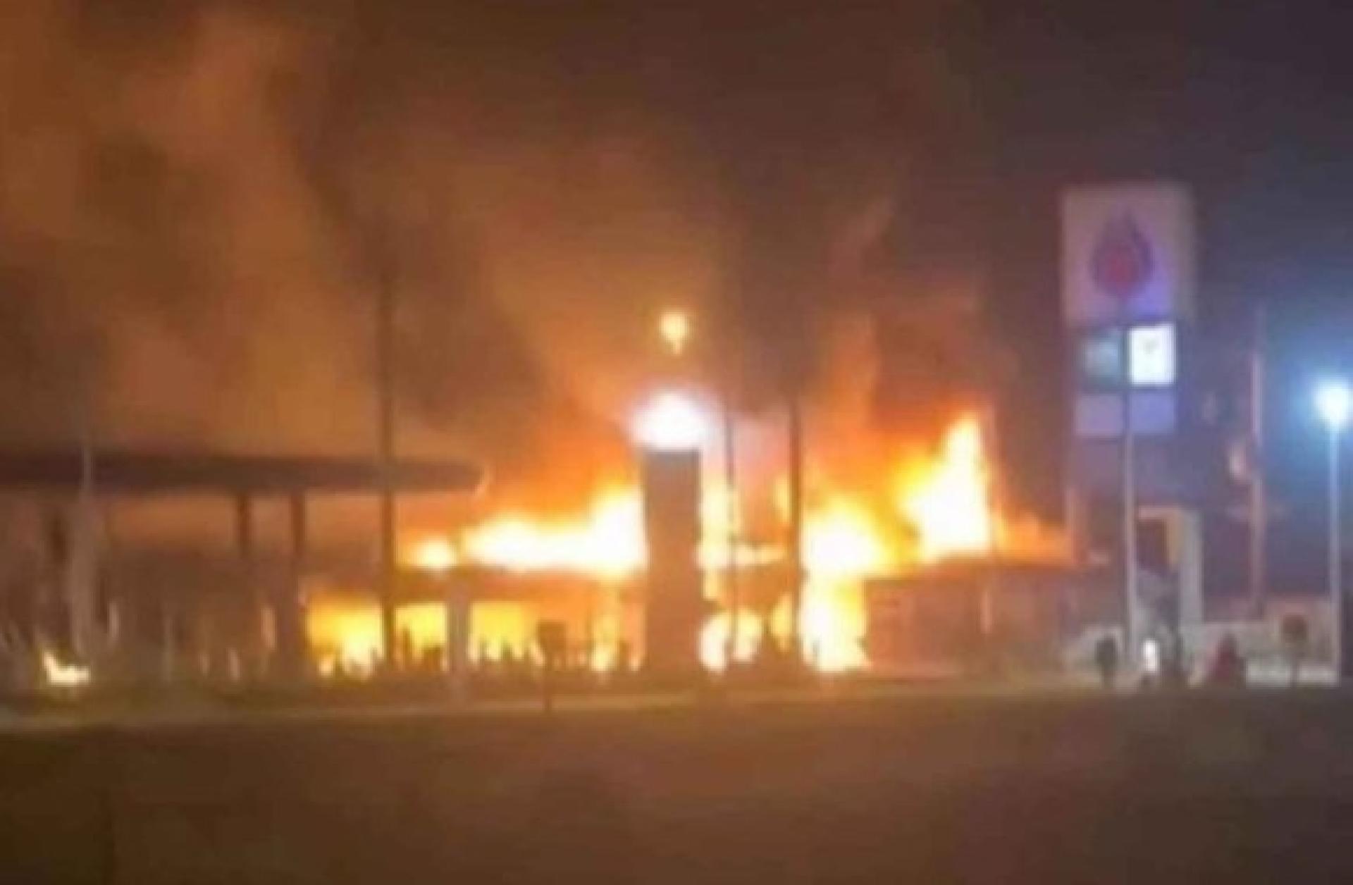 陶公府一加油站爆炸后起火燃烧。