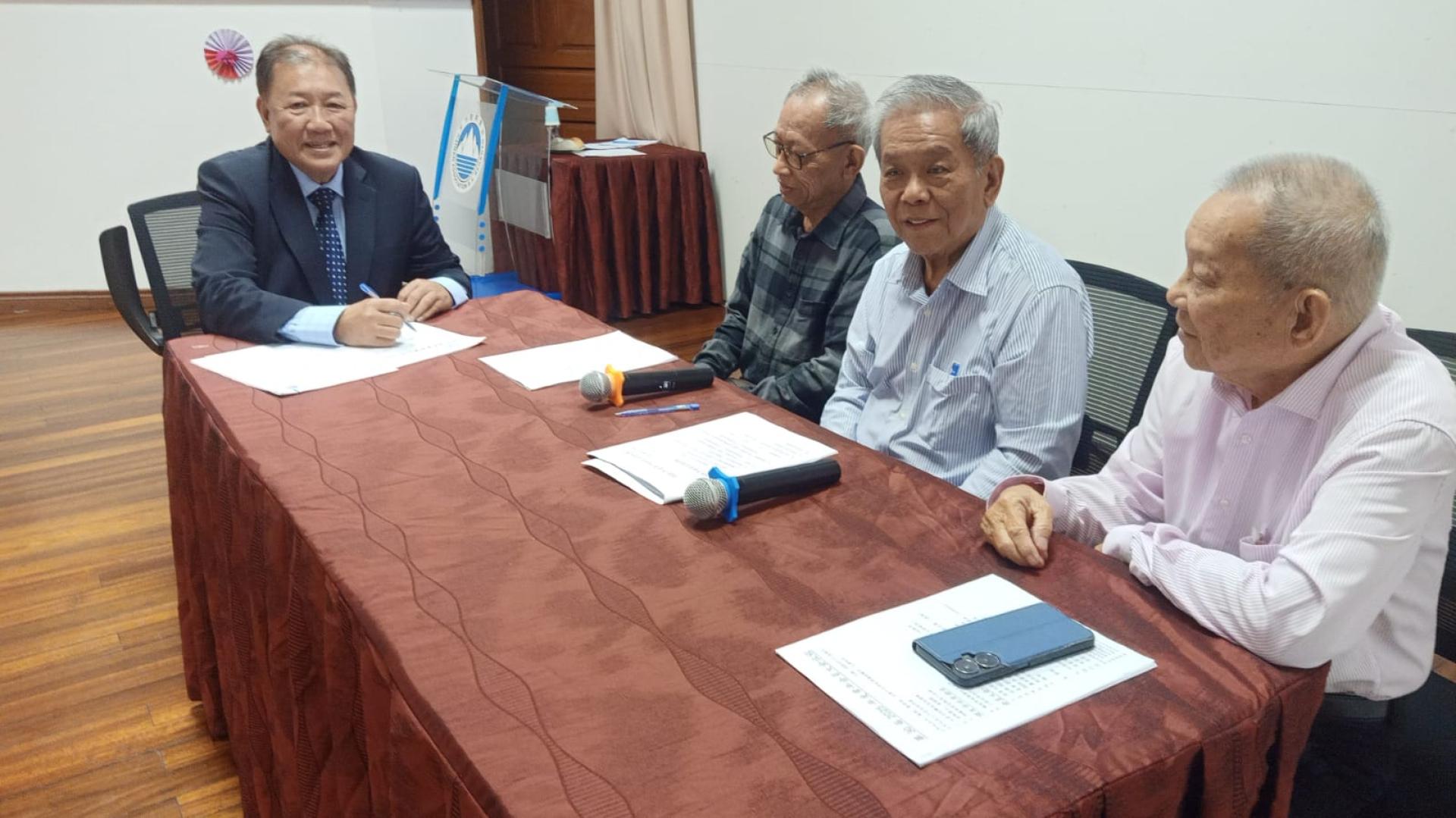 新届主席韩煌光在大会主席团的见证下签署委任状。