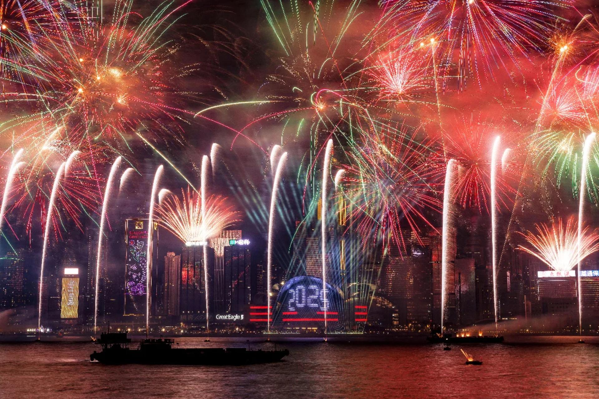 香港维多利亚海港1日凌晨零时举行跨年烟花汇演。