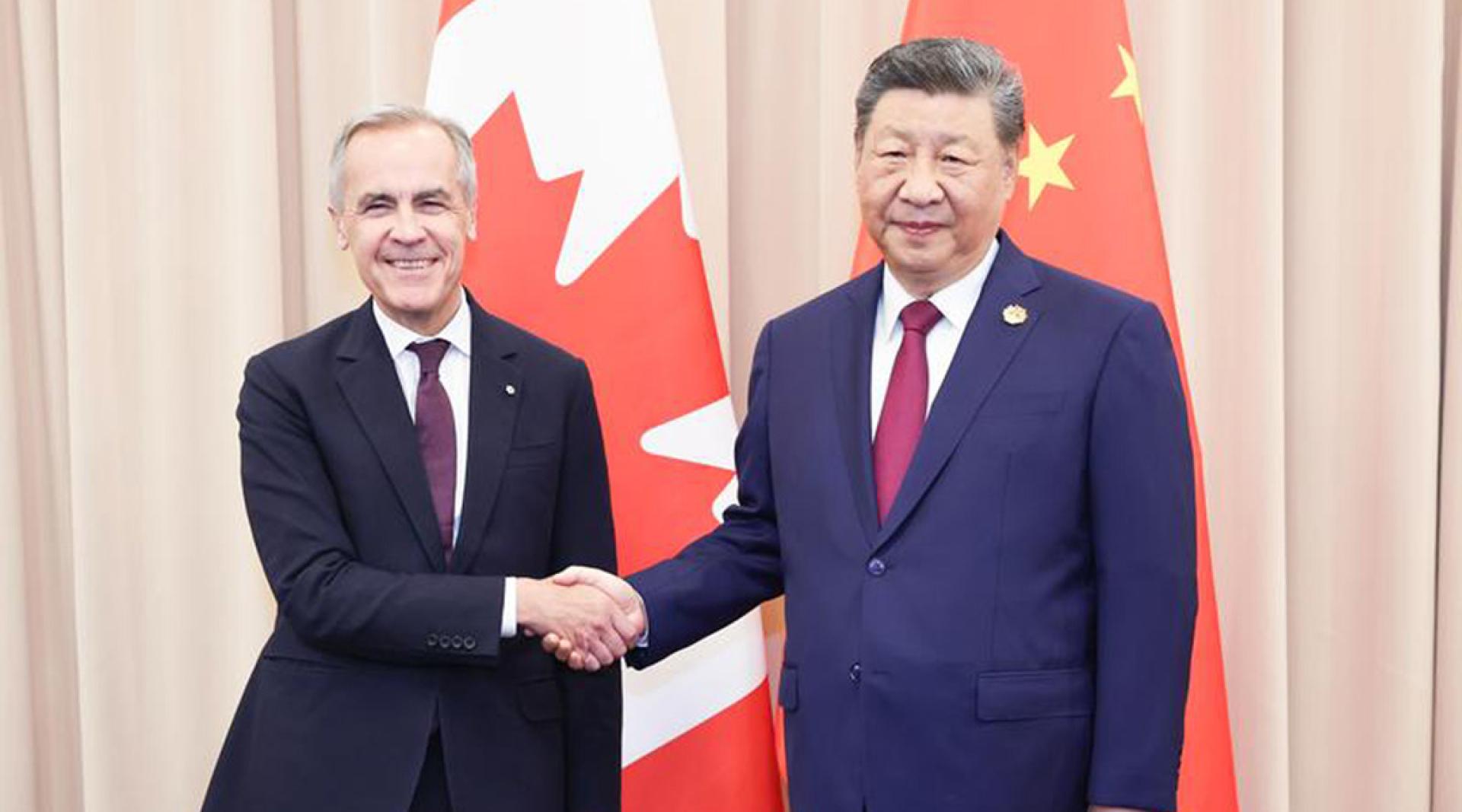 中国国家主席习近平（右）在2025年10月31日于韩国庆州出席亚太经合组织第32次领导人非正式会议期间会见加拿大总理卡尼（左）。（新华社档案照）