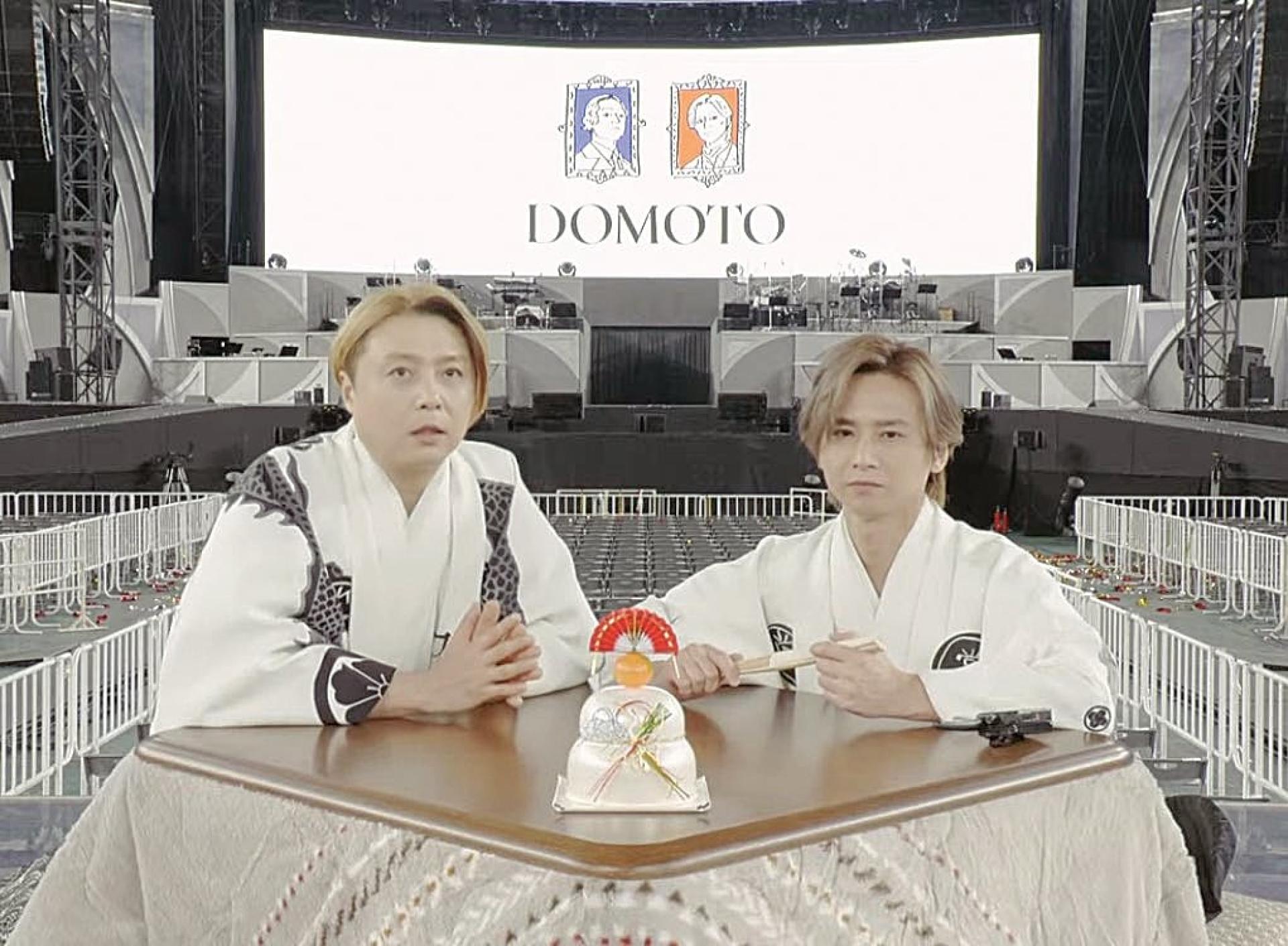 由堂本光一（右）、堂本刚组成的KinKi Kids正式宣布改名，新团名为“DOMOTO”。