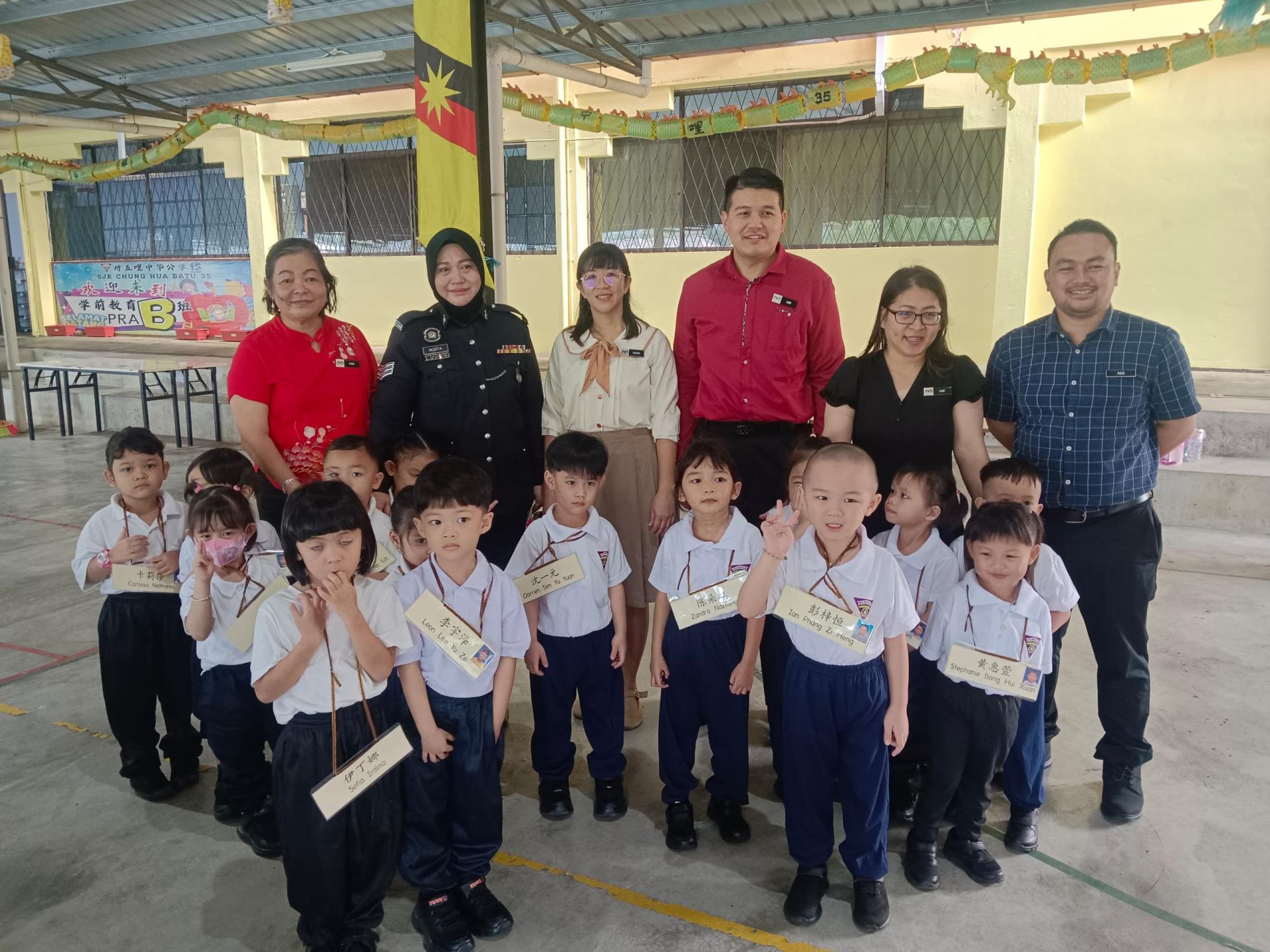 西连警方代表仪式后与新生幼儿们、正副校长等合影。